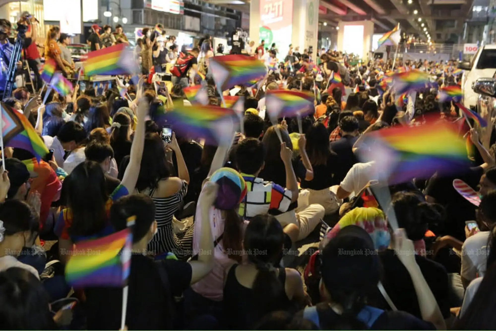 11月7日下午示威群眾聚集曼谷市中心訴求性別平權（圖片來源：曼谷郵報）