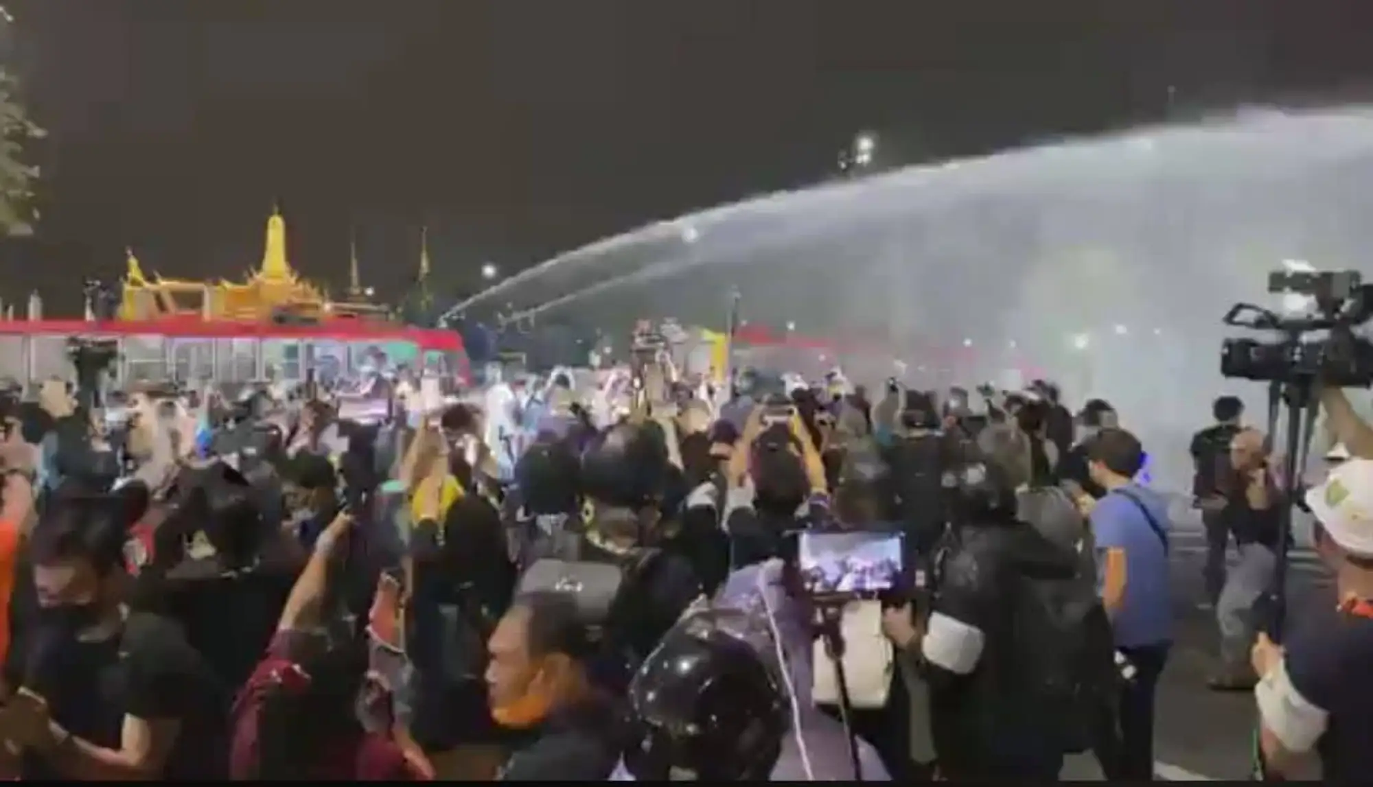 示威群众进逼大皇宫 警方出动水砲车镇压（图片来源：Free YOUTH)）