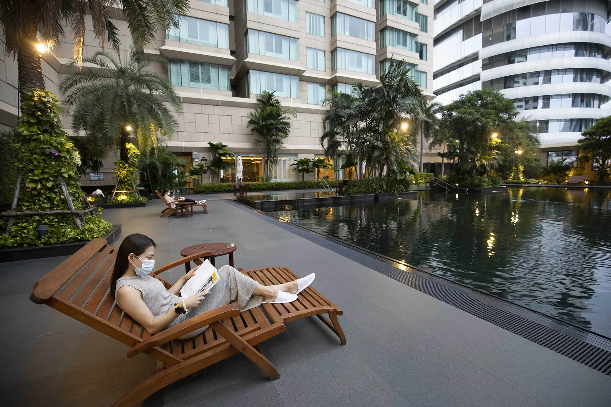 曼谷拉查丹利格蘭德中心大飯店提供室外放鬆休閒區域給第7天檢測結果為陰性的隔離住宿旅客使用（圖片來源：Grande Centre Point Hotel）