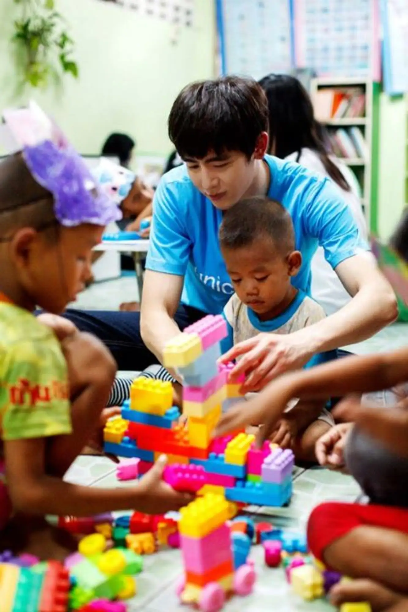 作为联合国儿童基金会的大使，尼坤会去一些贫困地区帮助儿童，做美食给孩子们吃（图片来源：网络）