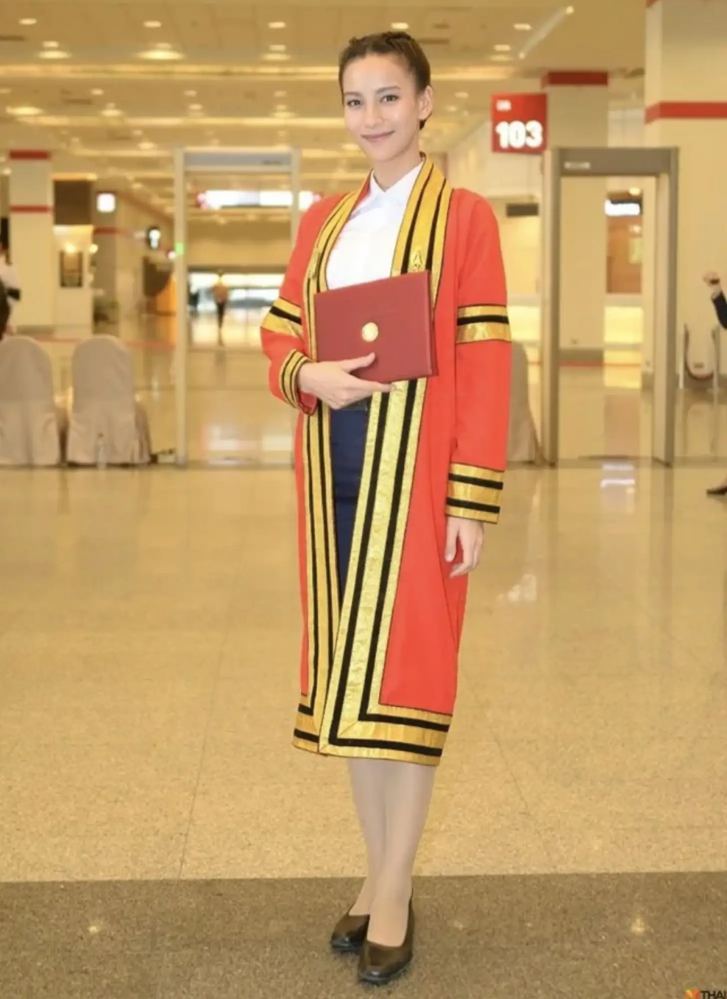 傳統王家儀式的泰式學士服類似於春耕節上婆羅門身著的長袍，叫做“天神袍”（圖片來源：campus）