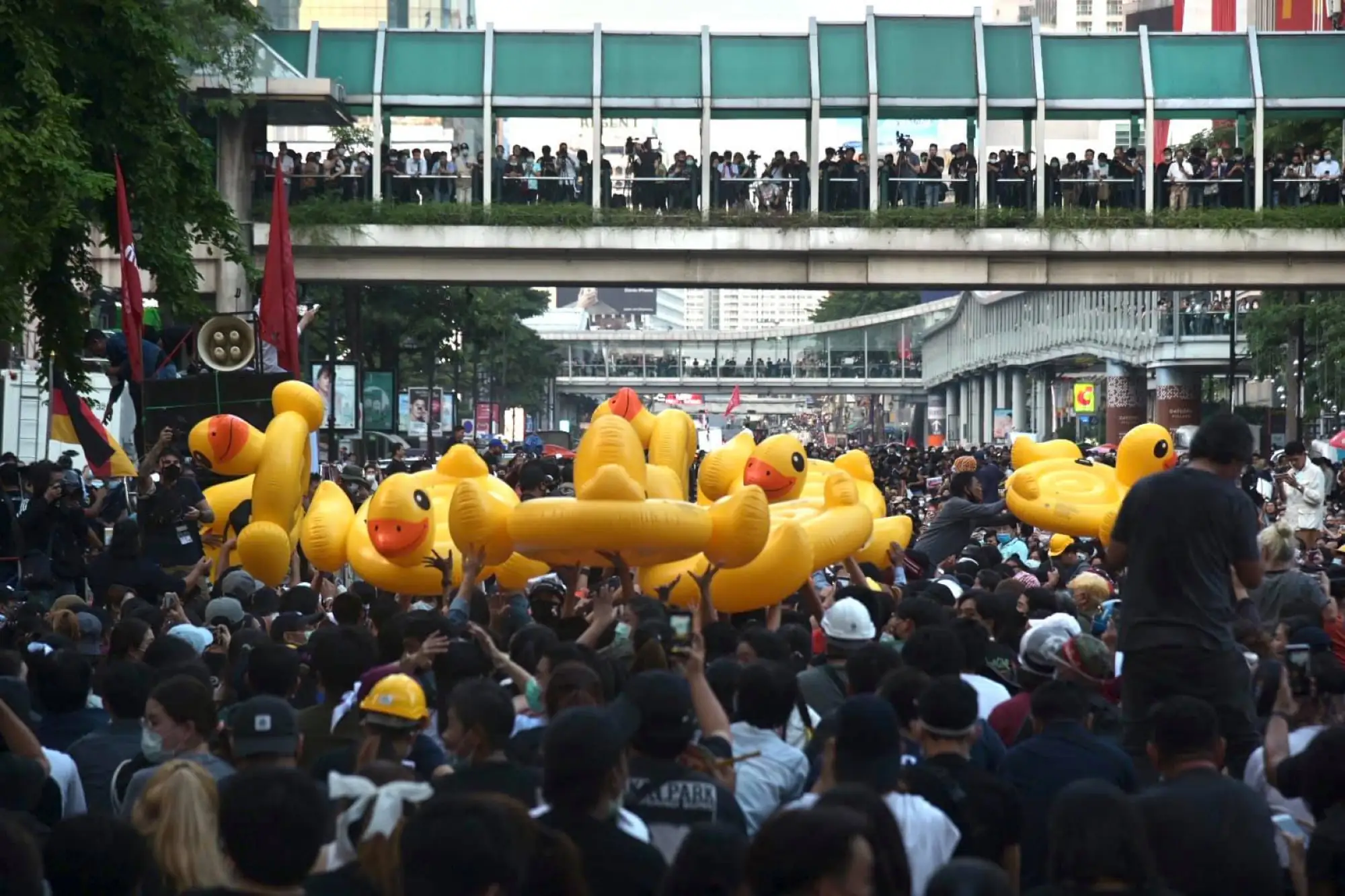 泰国示威者出动「黄色小鸭」抵挡警方喷射的水柱攻击（图片来源：Free YOUTH)）