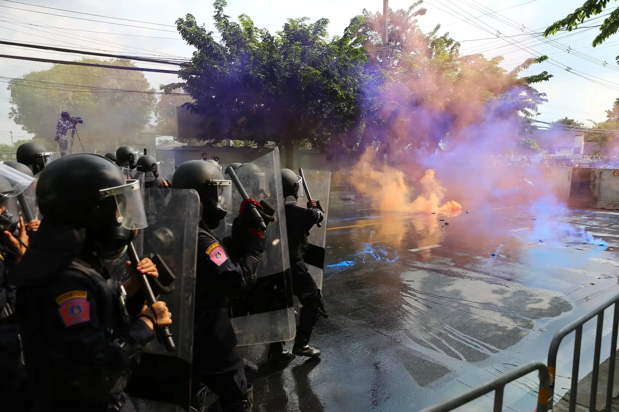 泰國警方朝抗議群眾發射催淚瓦斯 現場煙霧瀰漫（圖片來源：Free YOUTH)）