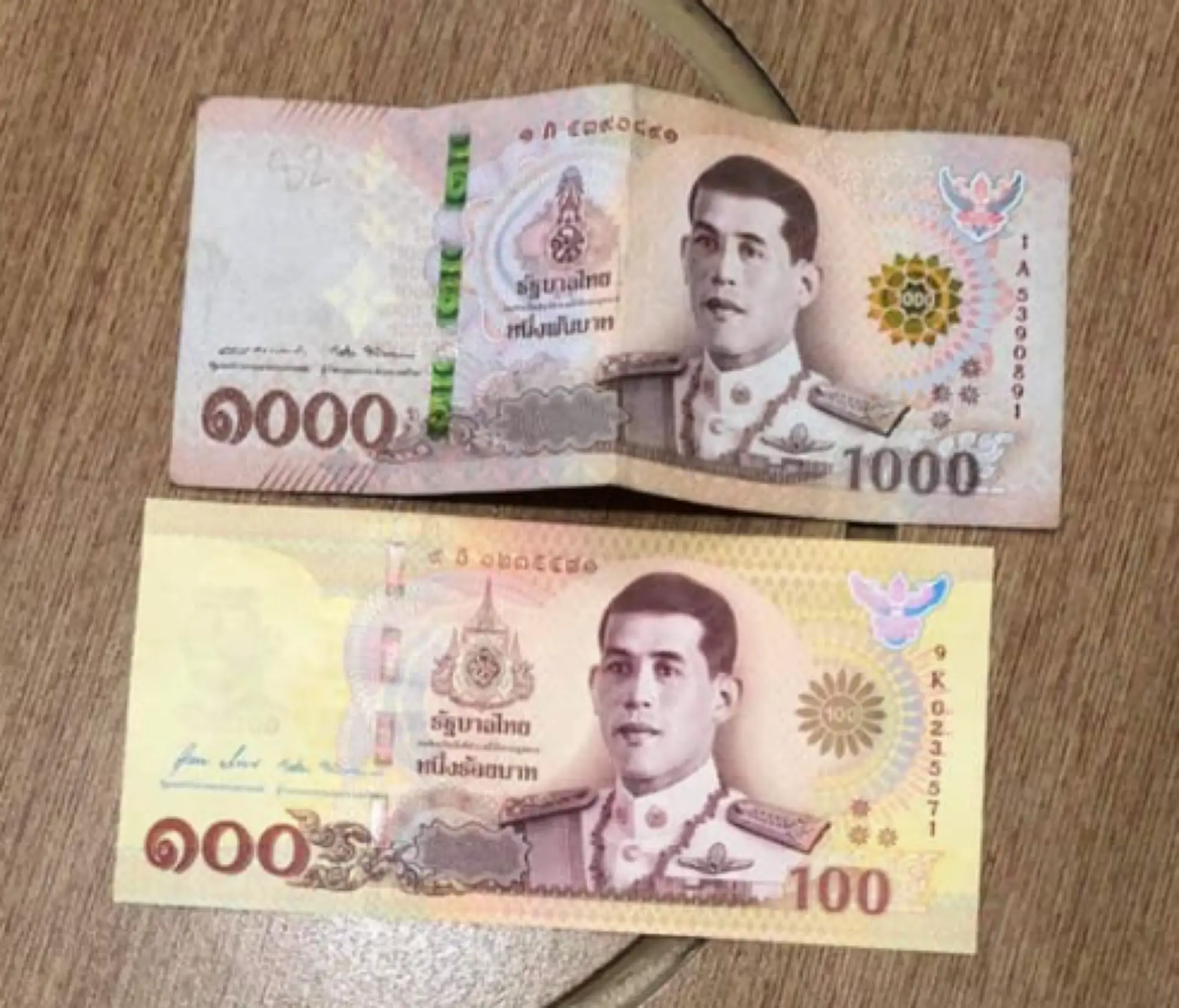 如果不稍加注意的话，新版的100泰铢纪念纸币看起来与旧版的1000泰铢纸币十分相似（图片来源：脸书粉专 Drama-addict）