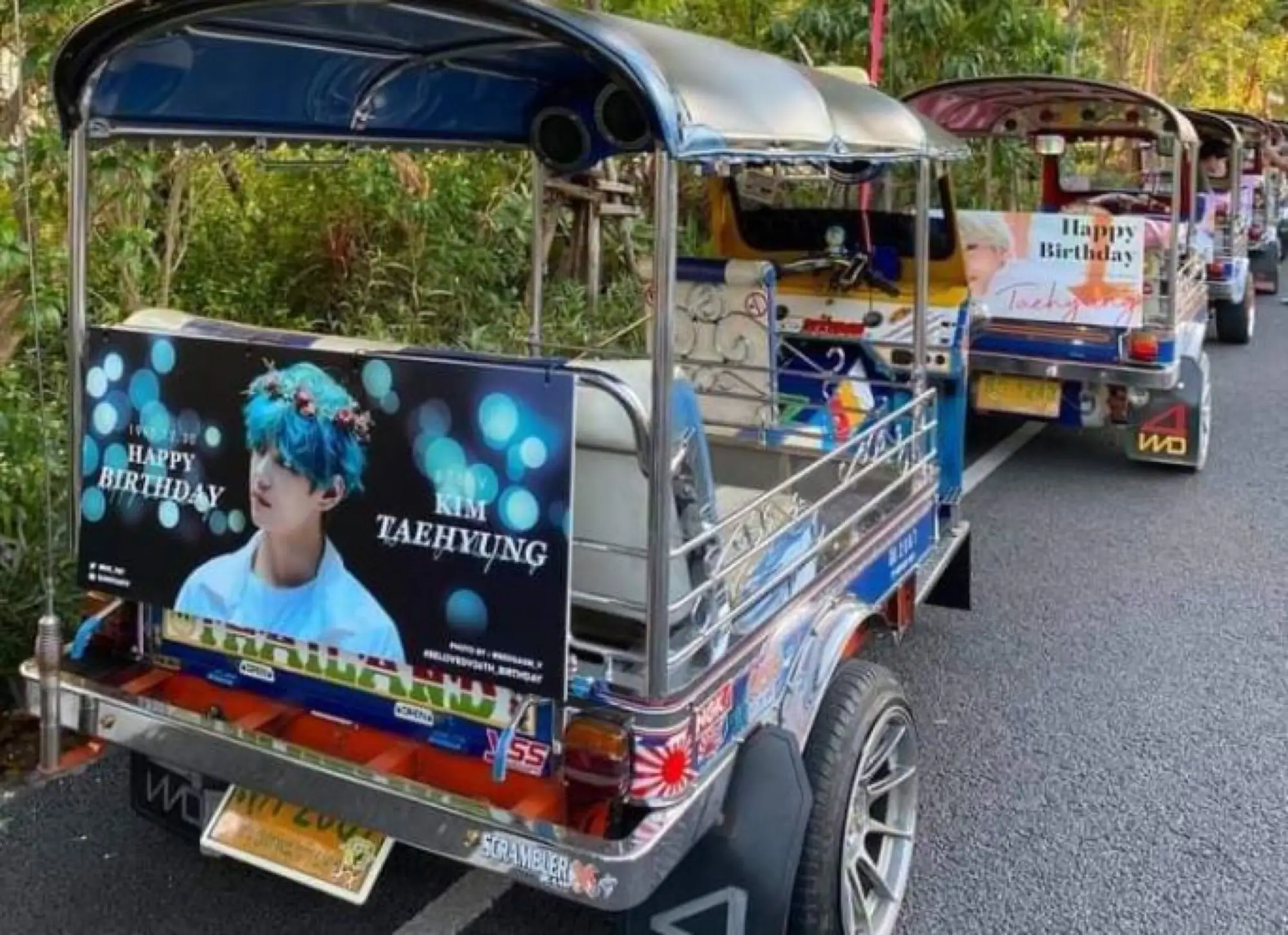 KPOP粉絲贊助嘟嘟車司機掛韓國偶像看板（圖片來源：@katipunera推特）