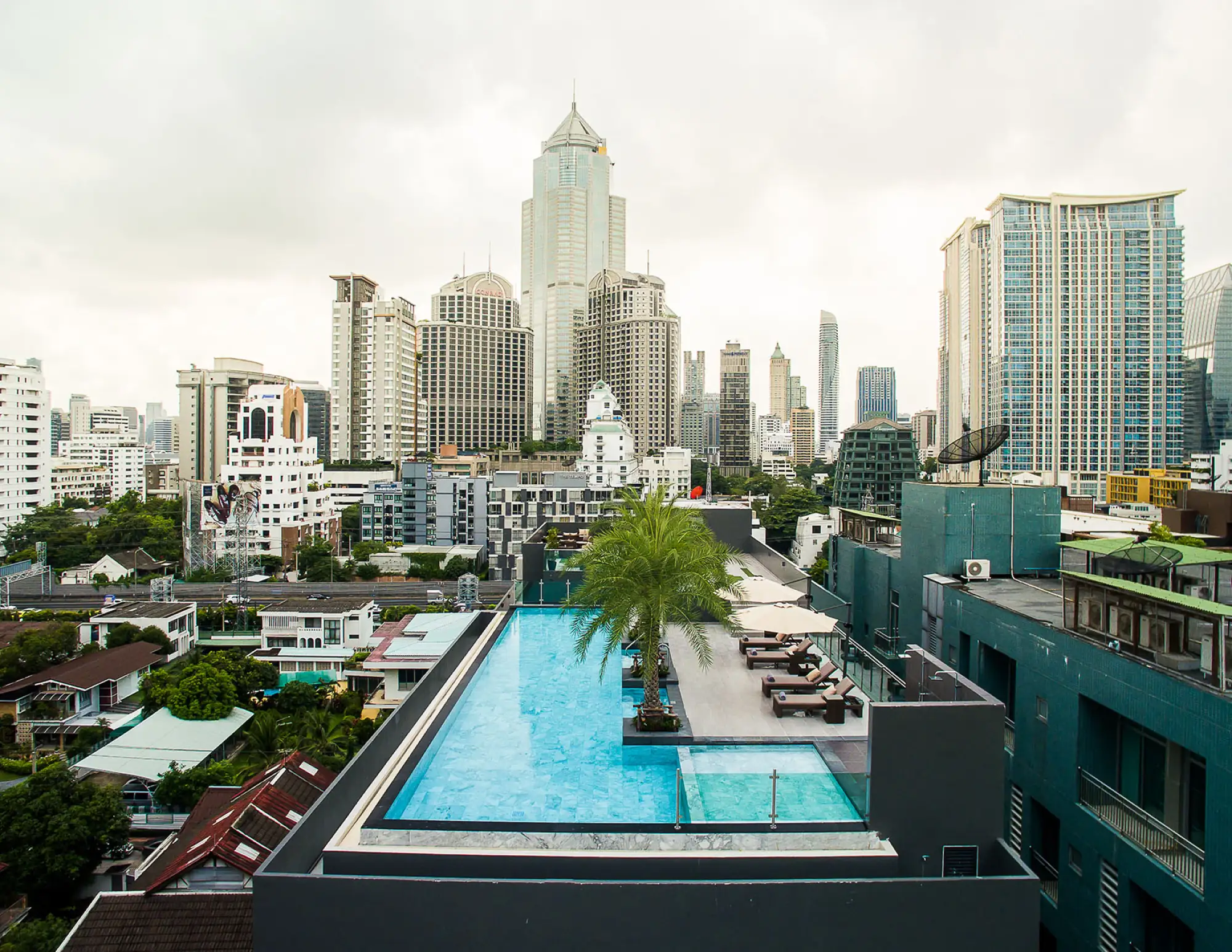 曼谷素坤逸2巷最佳西方舒心飯店 頂樓泳池（圖片來源：SureStay Plus Hotel by Best Western Sukhumvit 2）