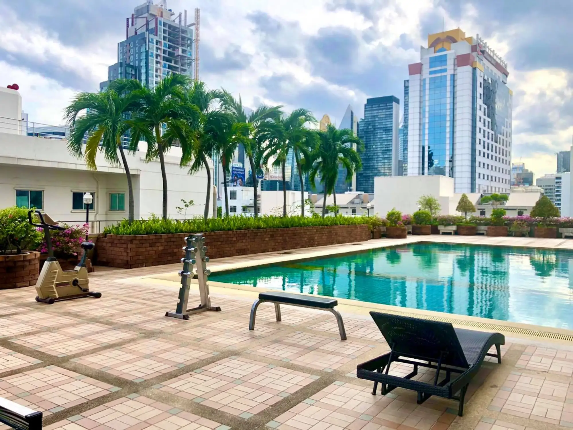 曼谷皇家宾佳酒店 空中泳池（图片来源：Royal Benja Hotel官网）