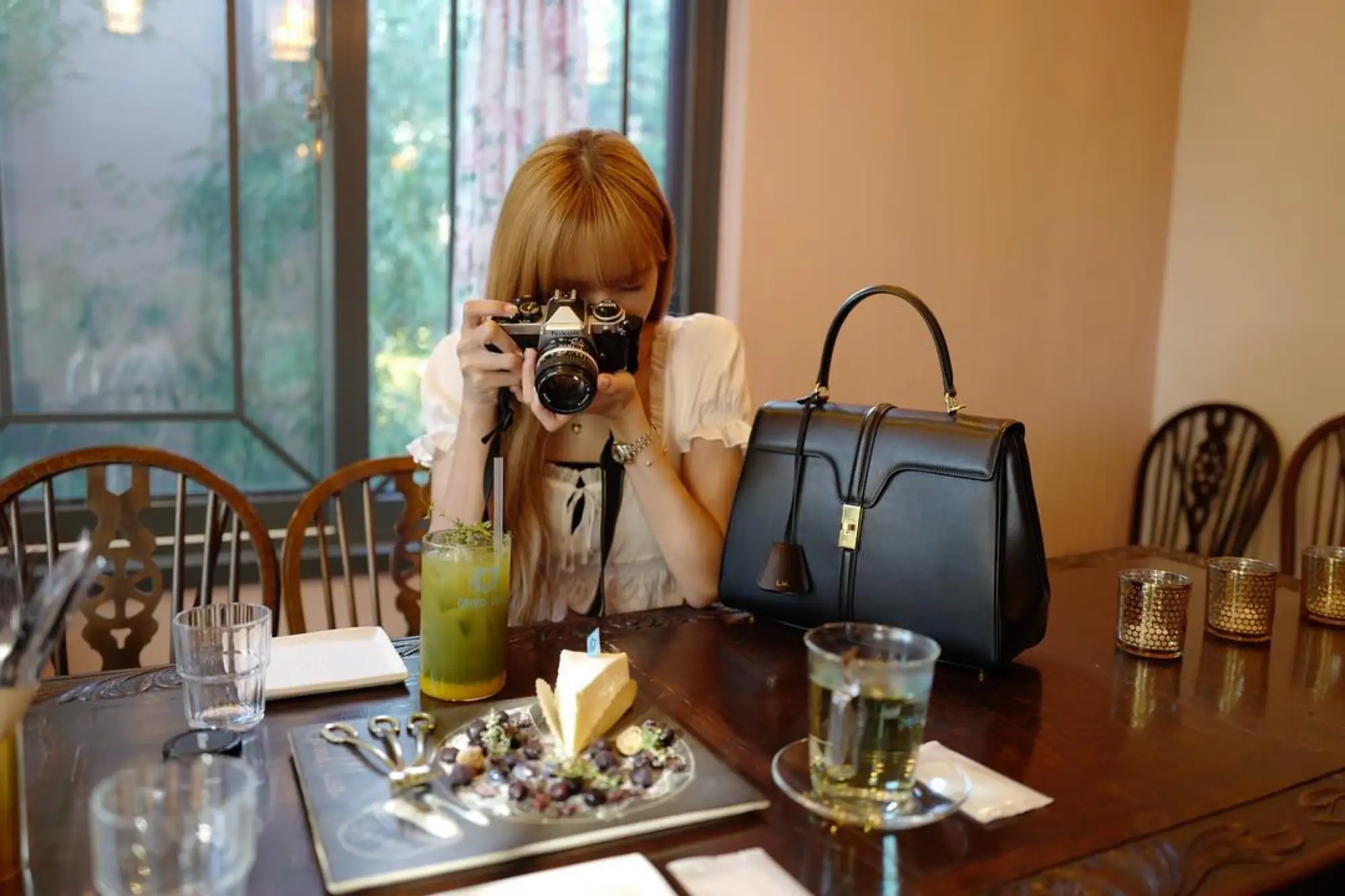 Lisa喜歡帶上一個小小的相機，用鏡頭記錄生活的一點一滴（圖片來源：臉書粉絲專頁）