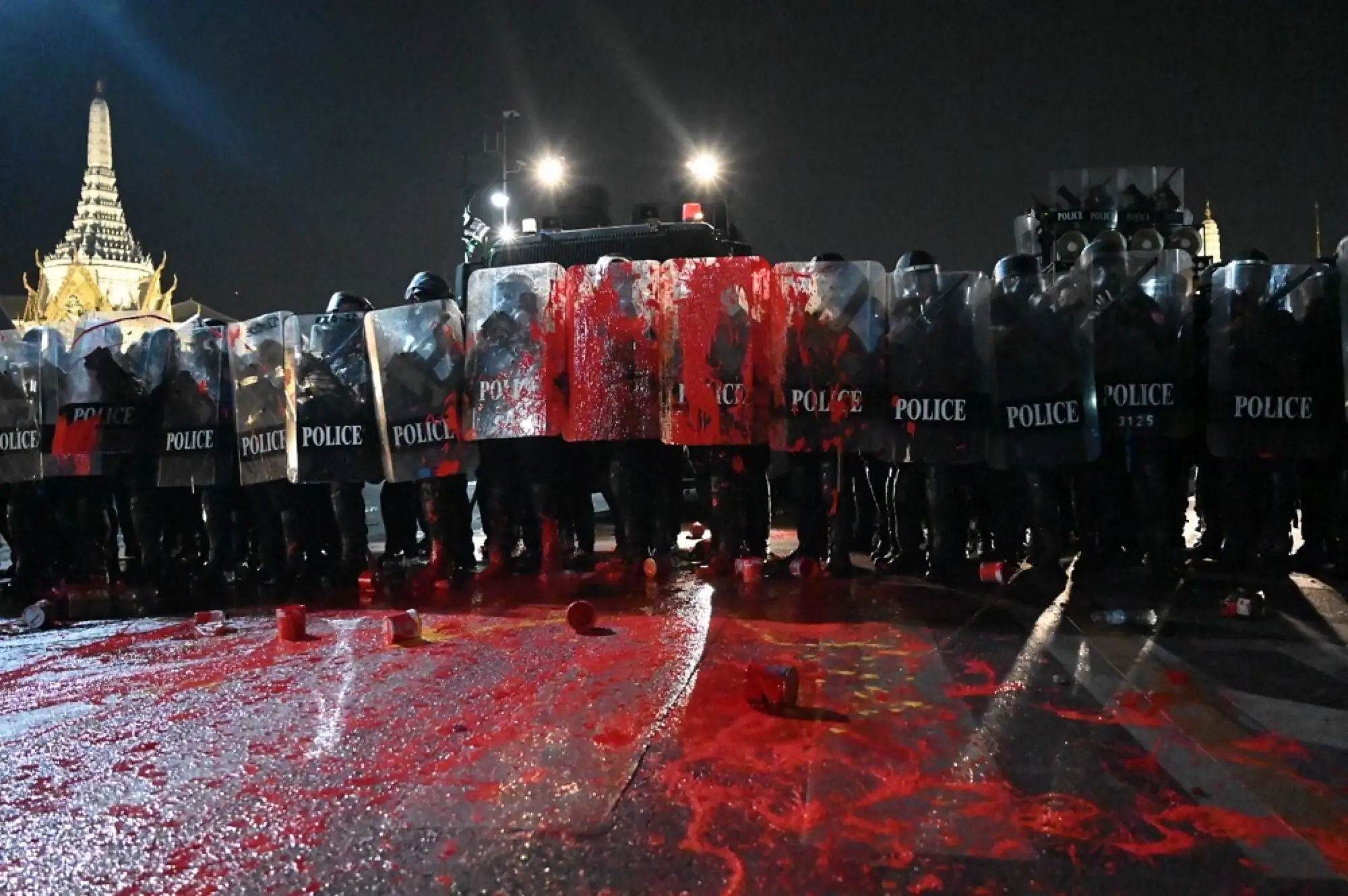 泰國示威13日晚間發生激烈警民衝突 場面失控（來源：Khaosod）