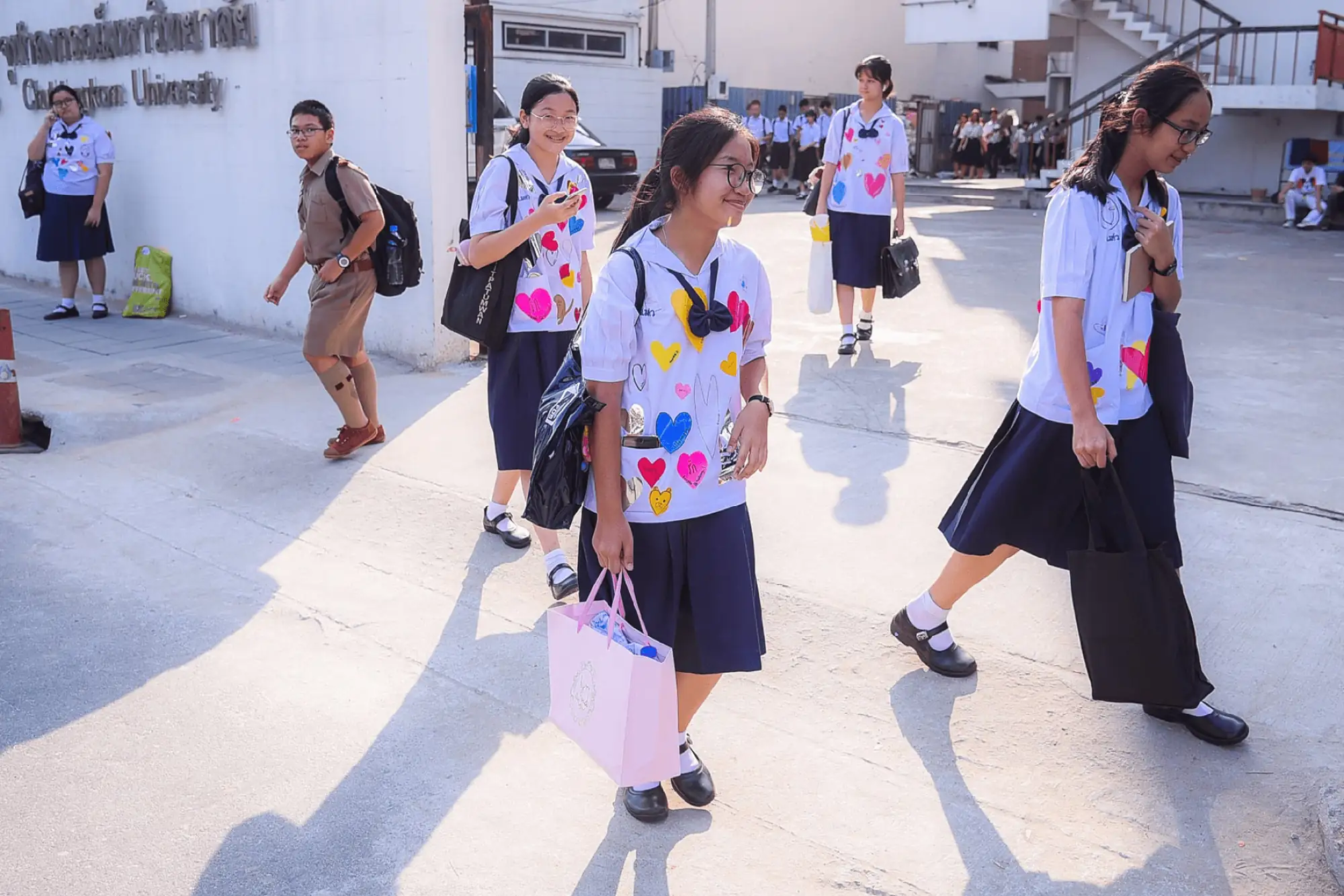 西洋情人節這天，會在泰國學生或老師身上看到繽紛貼紙（圖片來自：mthai）