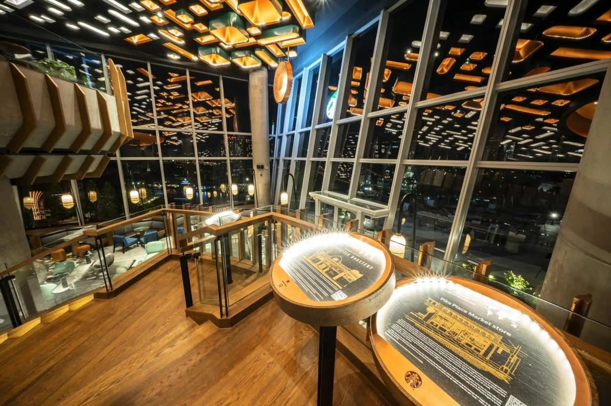 星巴克曼谷ICONSIAM分店在通往2楼的旋转楼梯展示来自各地区的咖啡故事（图片来源：ICONSIAM暹罗天地提供）