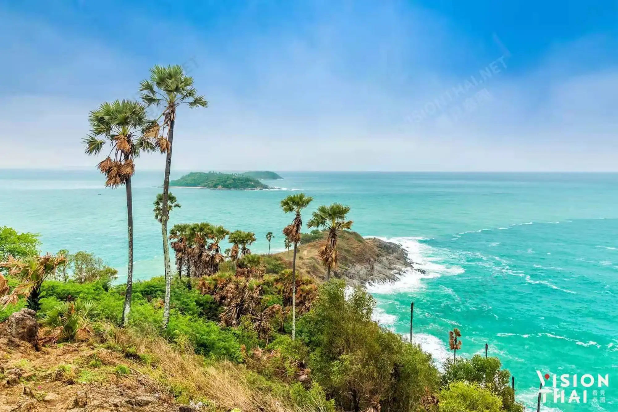 位於泰國南部的普吉府(Phuket)是泰國最大的島嶼，這裏有各種令人難忘的自然景觀以及豐富的歷史文化（VISION THAI 看見泰國）