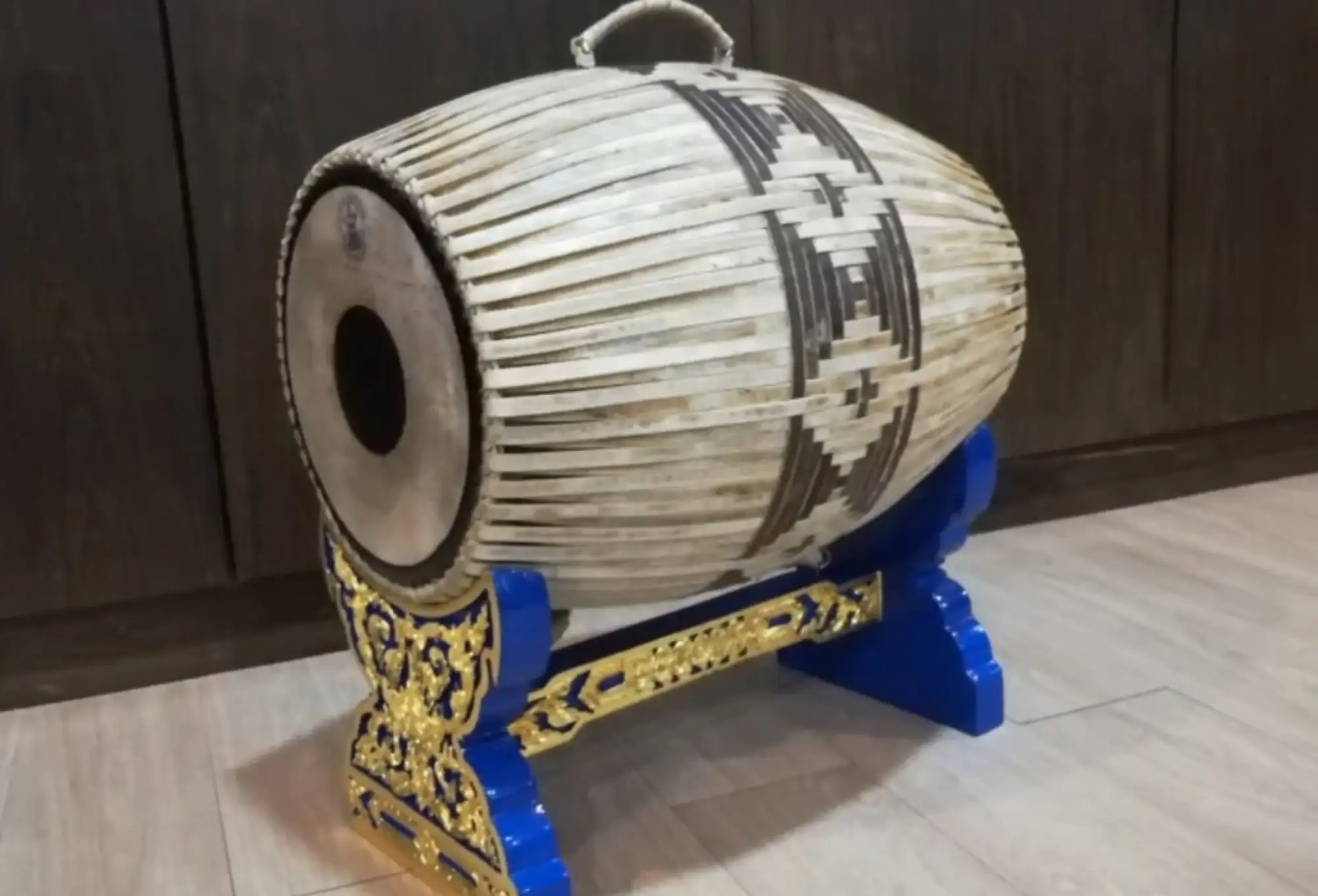 泰国塔朋鼓，一般用在 Yatra 或者 Lakornre（类似于洛坤差德里戏）的表演中。有人推测这种乐器可能曾经是某类戏曲的演奏乐器，因此才根据乐器 โขล 的名字来命名。（图片来源：sanook）