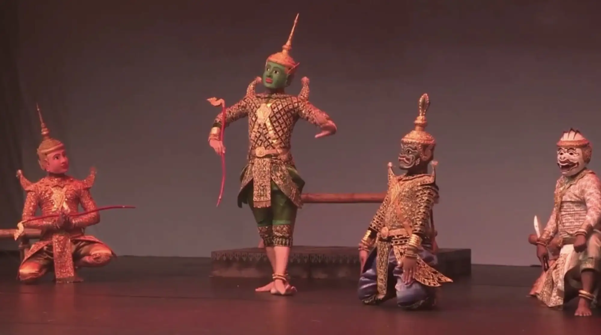 此为柬埔寨面具舞，在高棉语中，“โขน”在高棉语字典里的意思是戏剧，但是写作“ละโขน”,而这个词意思是一种表演类型。（图片来源：sanook）