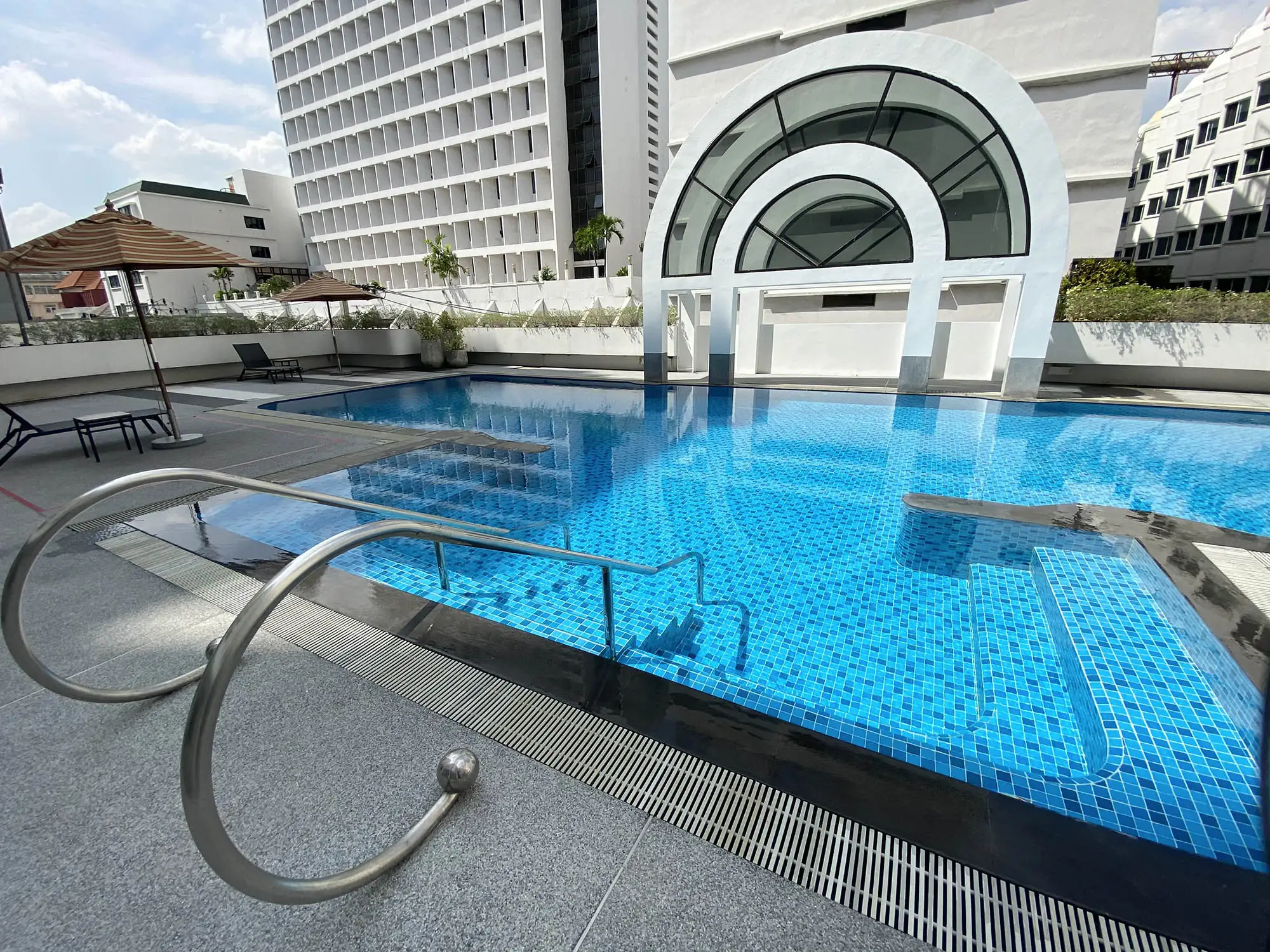 曼谷素坤逸路贝尔爱酒店 户外泳池（图片来源：BelAire Bangkok Sukhumvit）