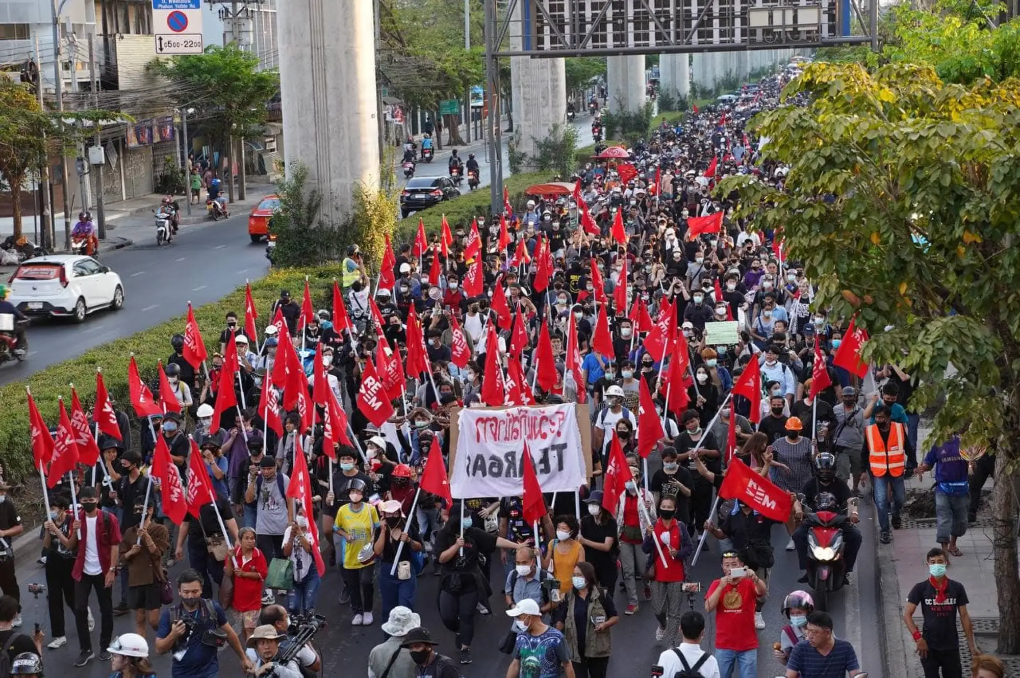 泰國示威無視新法禁令 週末2天曼谷示威仍持續進行（@FreeYOUTHth推特帳號）