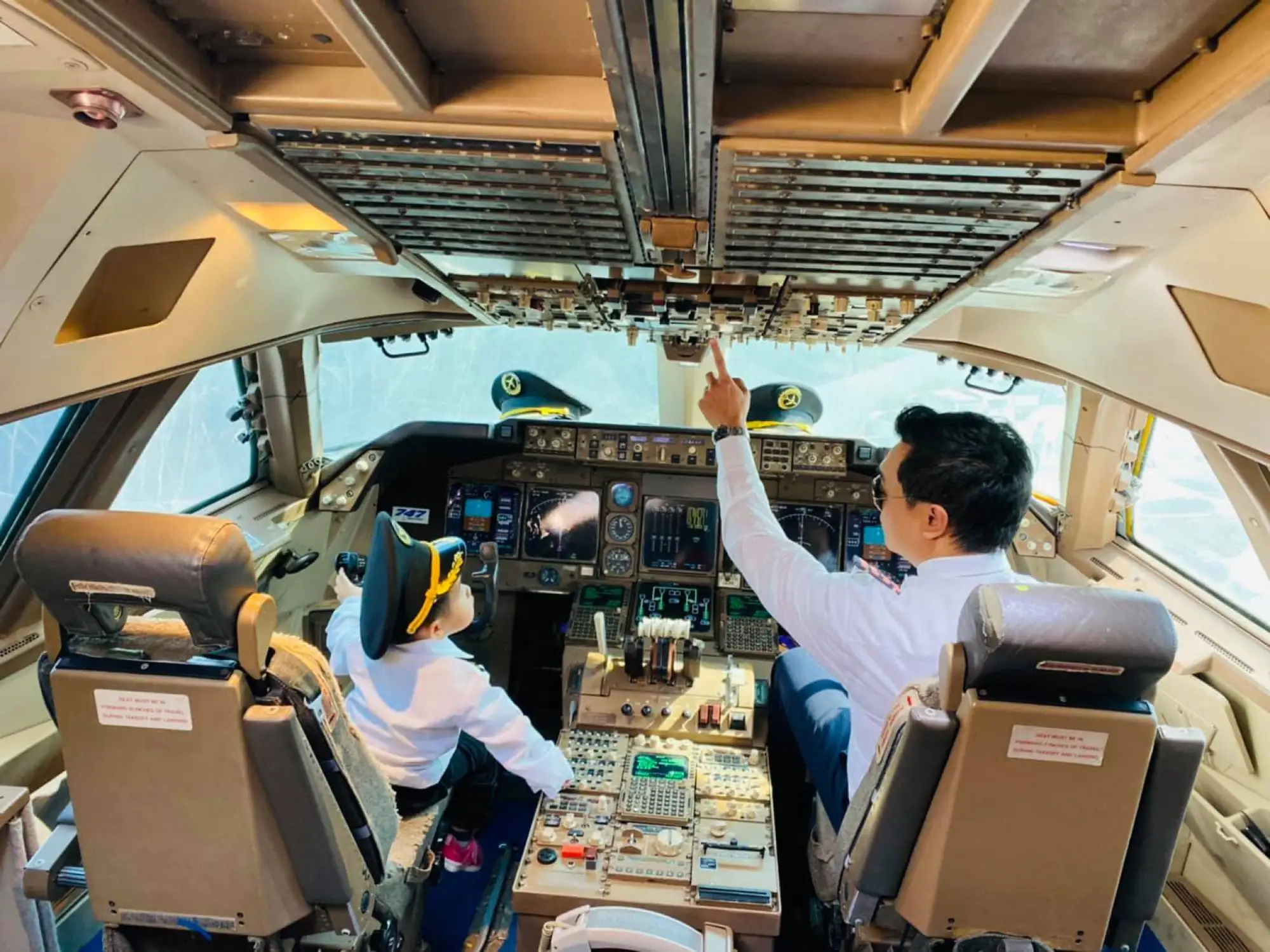 曼谷747咖啡廳可以讓顧客體驗在駕駛艙 戴機長帽、駕駛飛機（圖片來源：@747CafeLadkrabang 臉書帳號）
