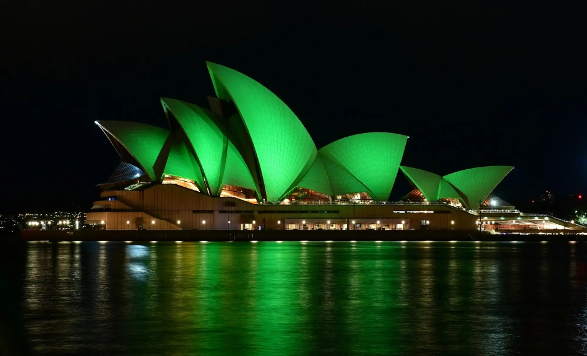 全球一同響應"綠化"的地標建築，還包括澳洲的雪梨歌劇院（圖片來源：Tourism Ireland官網）