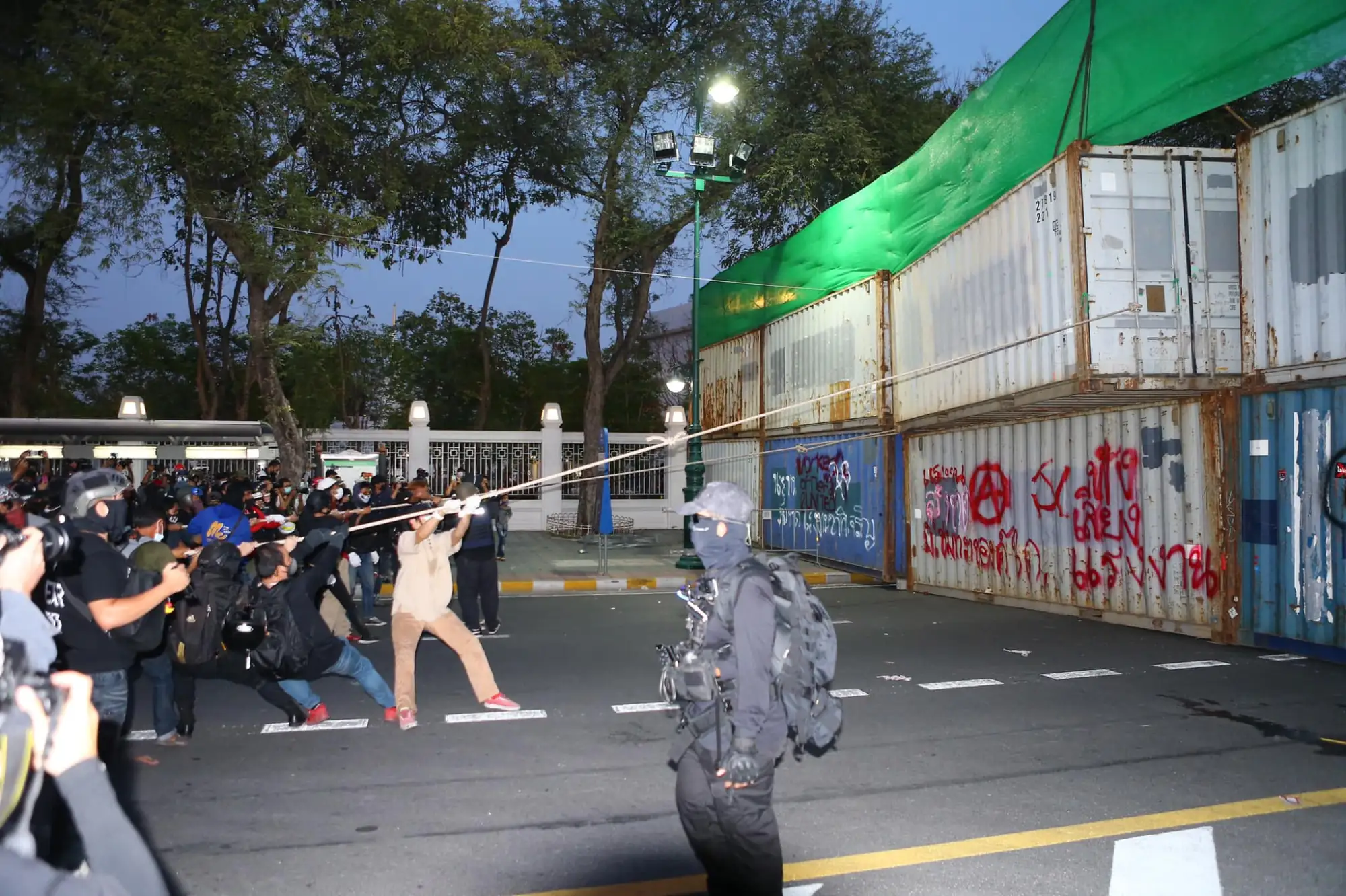  爆發激烈警民冲突的导火线是当晚有群众试图拉倒警方竖起的货柜牆，穿过王家田广场朝大王宫方向前进（图片来源：@FreeYOUTHth脸书粉专）