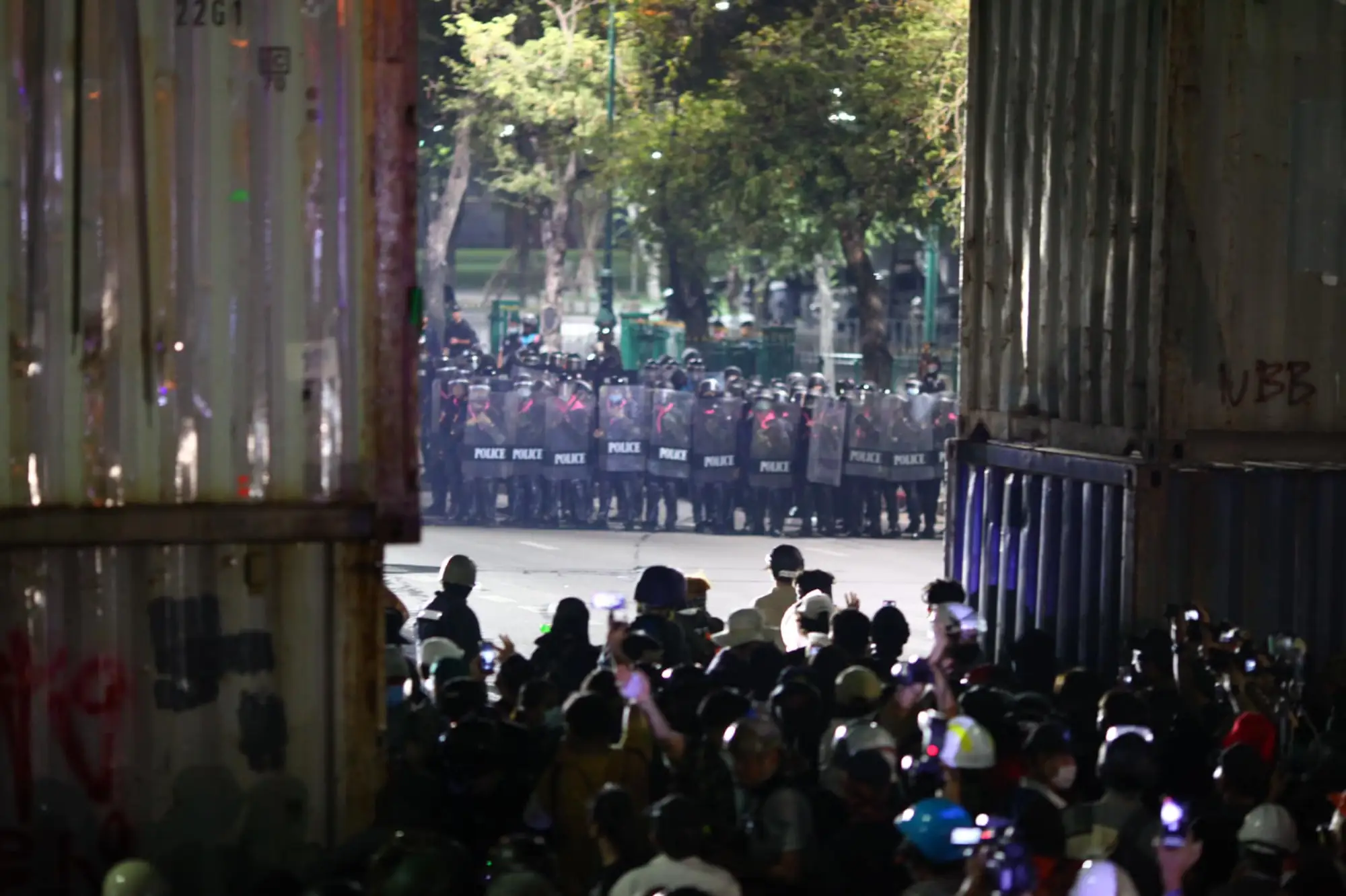 泰國示威再爆衝突 記者遭橡膠子彈擊中 逾30人受傷（圖片來源：@FreeYOUTHth臉書粉專）