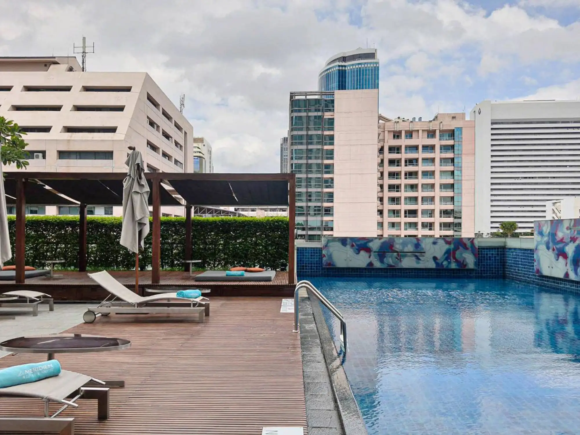 曼谷艾美酒店 户外泳池休憩区（图片来源：Le Méridien Bangkok）
