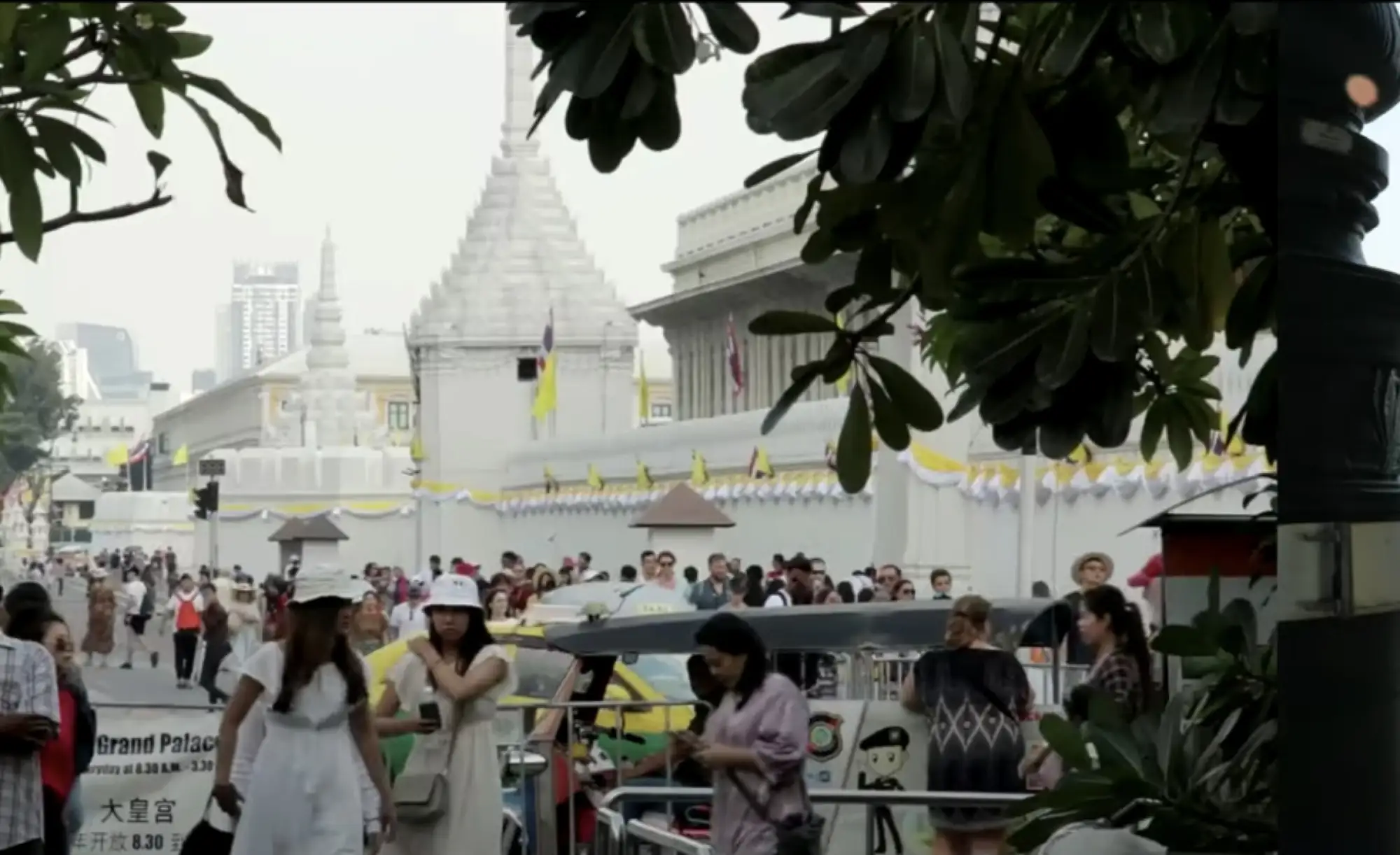 一直都是熱門泰國景點的曼谷大王宮(The Grand Palace)，曾因疫情於去年3月22日暫停對外開放，後期因疫情穩定才逐步開放（圖片來源：看見泰國影片截圖）