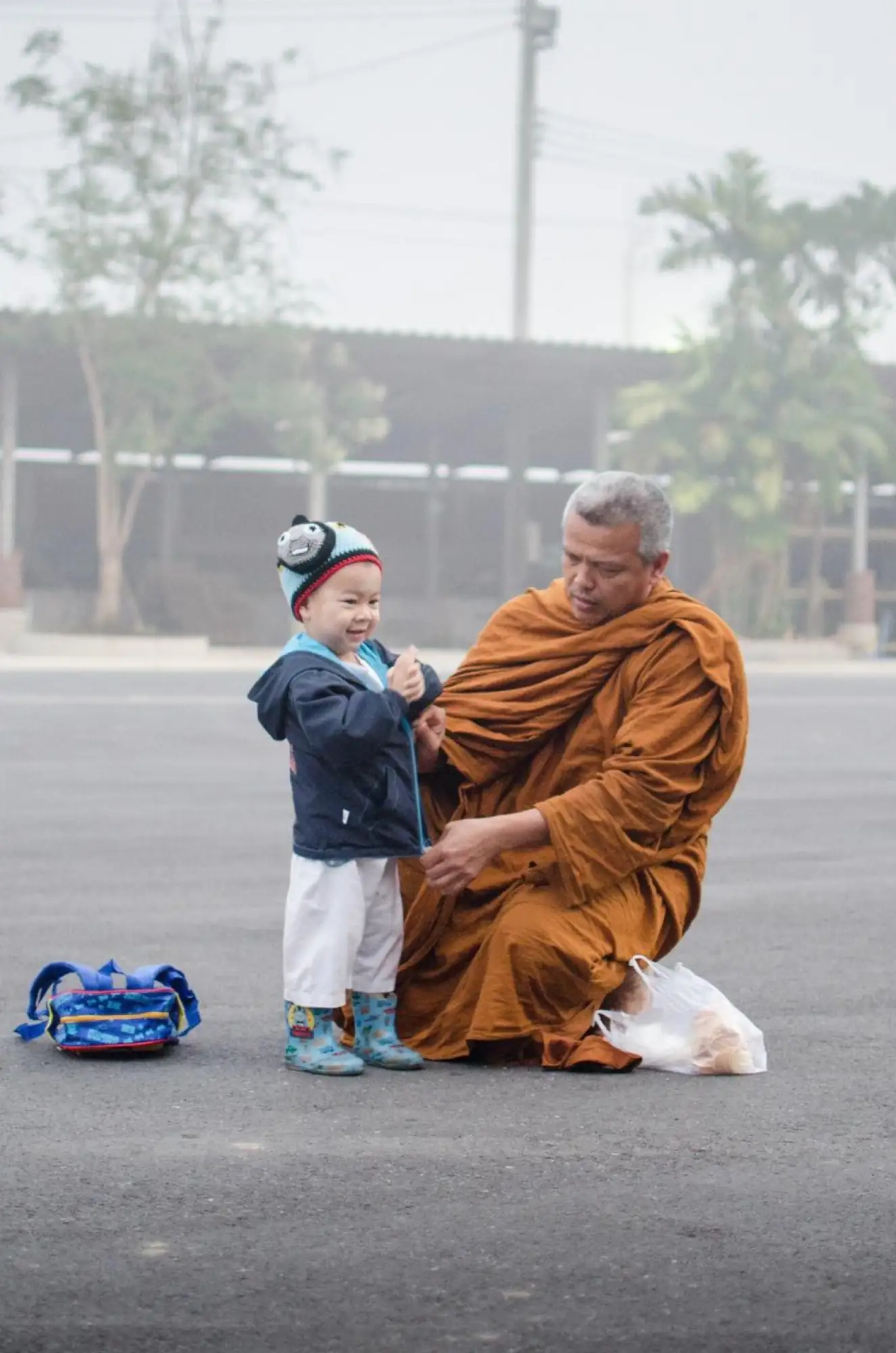 泰國小和尚Nongkorn也會和師傅們外出化緣，還會在寺廟裡幫忙勞作（圖片來源：粉專頁）
