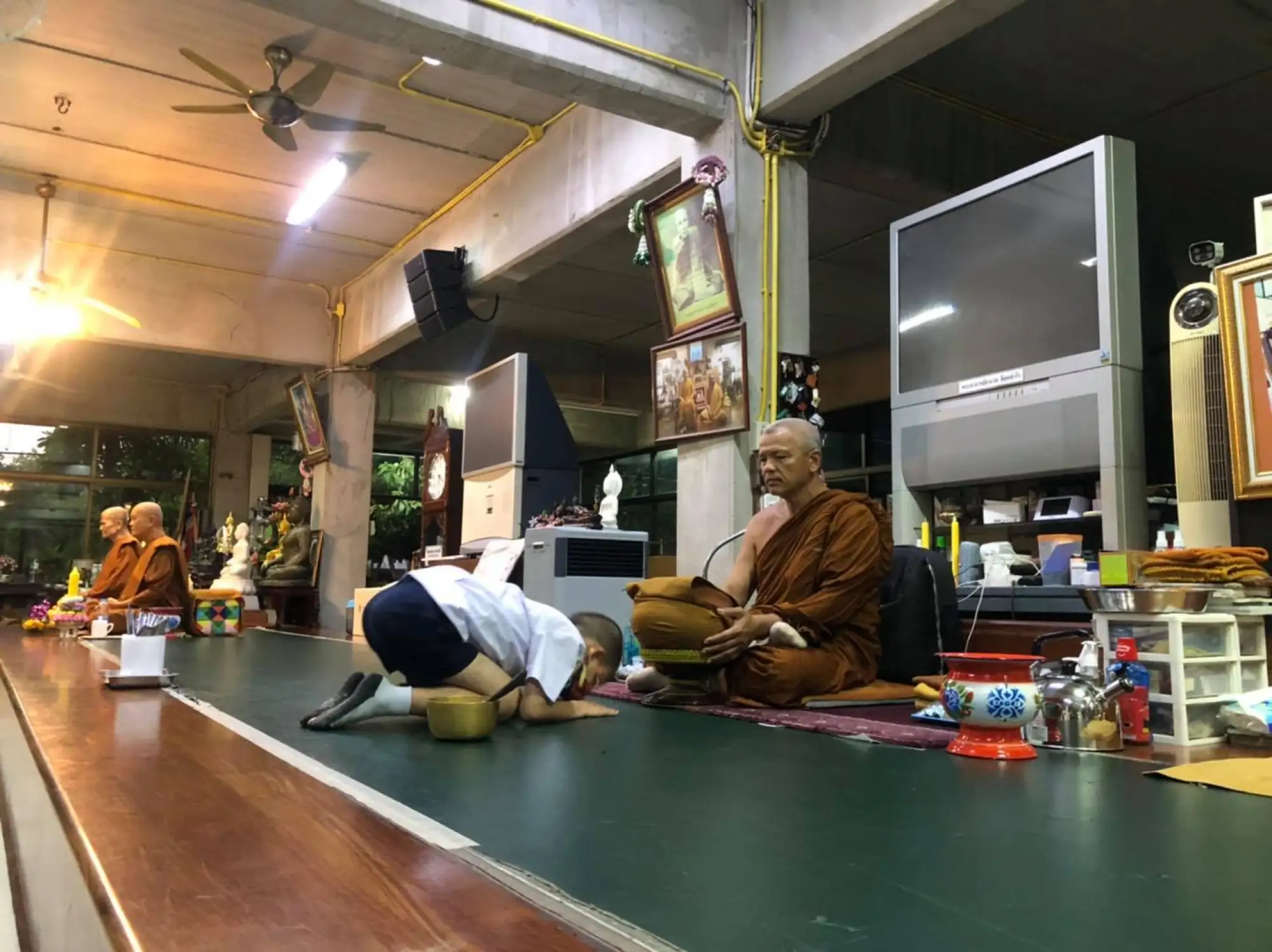 听说泰国小和尚Nongkorn还会不时回去寺庙，和师傅们一起大打坐修禅（图片来源：粉专页）