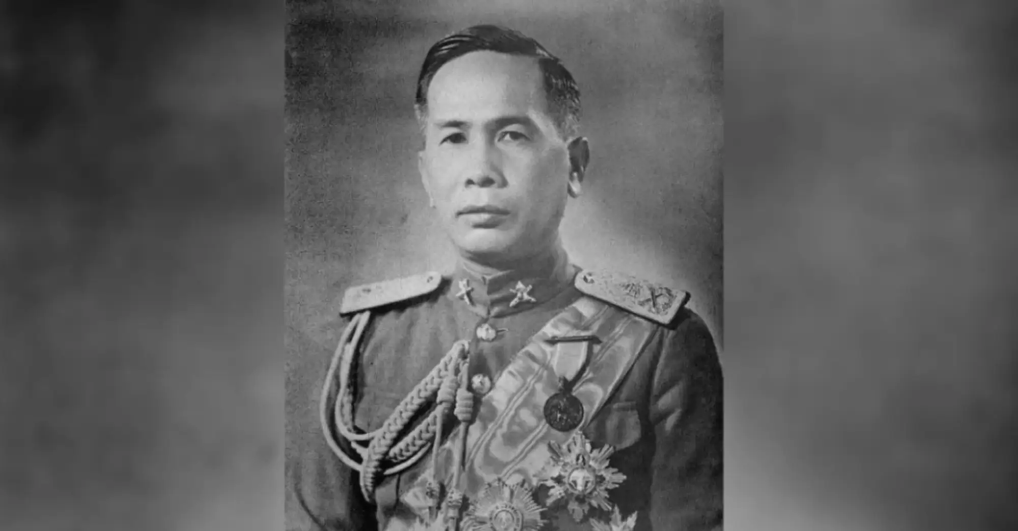 在鑾披汶（จอมพล ป. พิบูลสงคราม）擔任泰國總理的時候，為了迎合“政府主義”（รัฐนิยม），加強泰國特色，發起了大規模改動泰語的活動（圖片來源：silpa-mag）