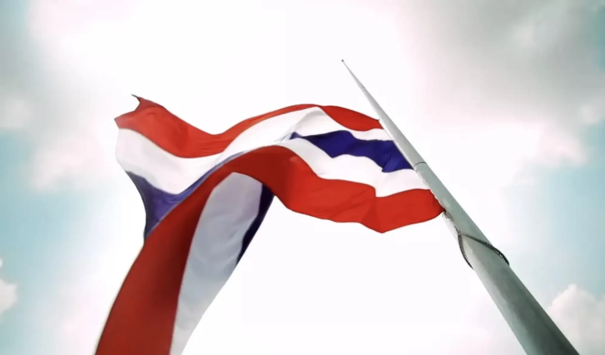 關於泰國國旗的意義，紅色代表了國家和國內各民族的團結，白色代表了宗教，藍色代表國王，展示了泰國彙集了泰國民眾心智的3個中心（圖片來源：sanook）