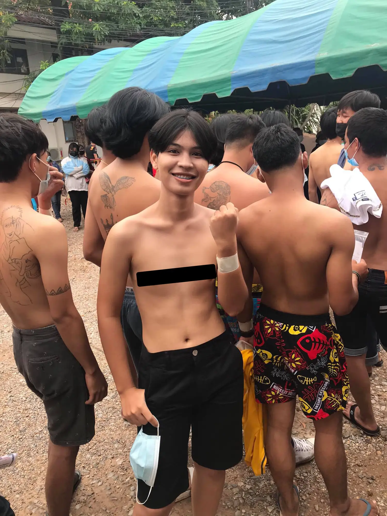 泰國變性美女為參加泰國徵兵抽籤 不惜剪短髮、脫掉上衣（圖片來源：Phinchanida Chumphalai臉書帳號）