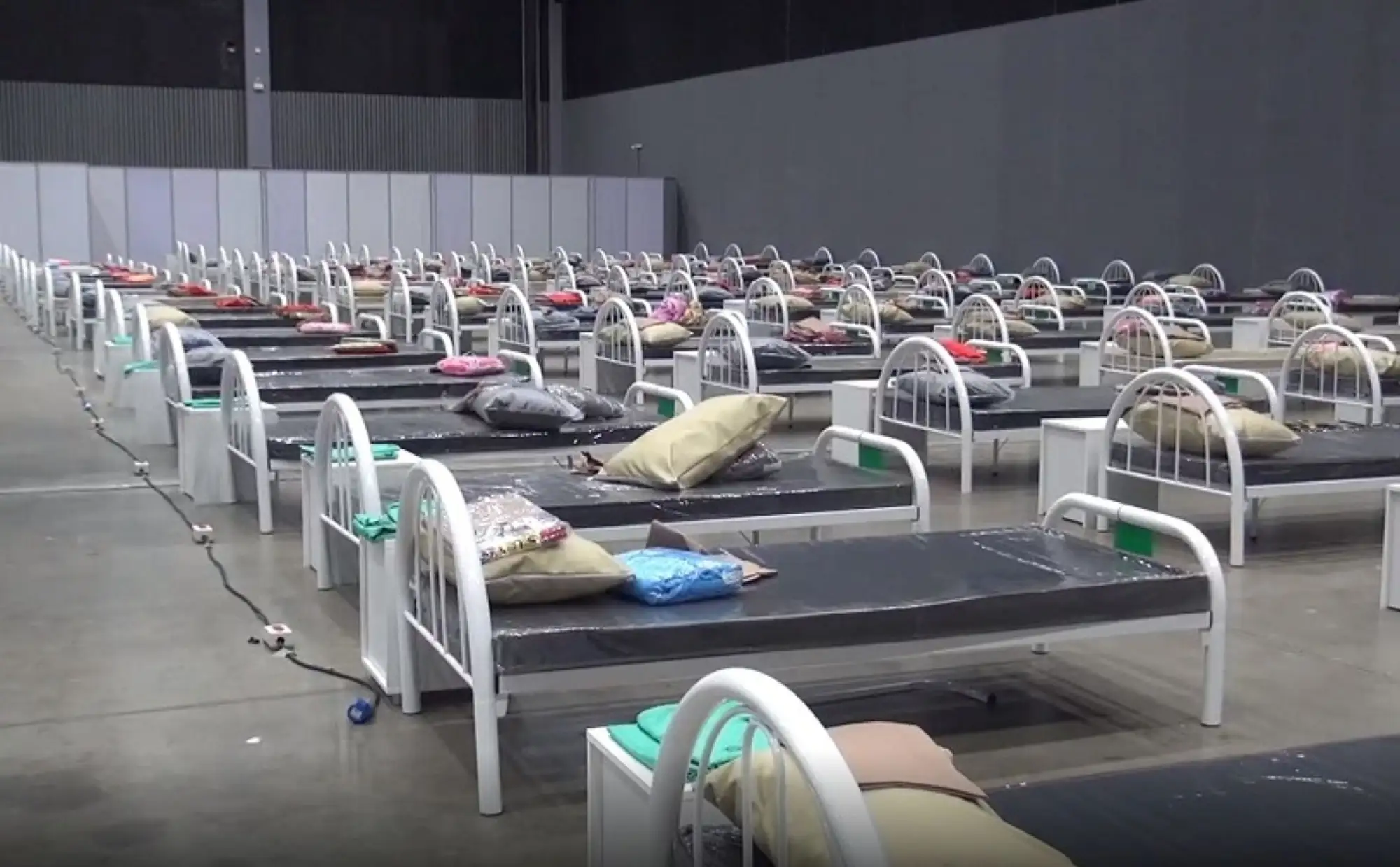 泰國疫情煞不住 連兩日近千人確診 軍方急搭野戰醫院（圖片來源：Thaivisa）
