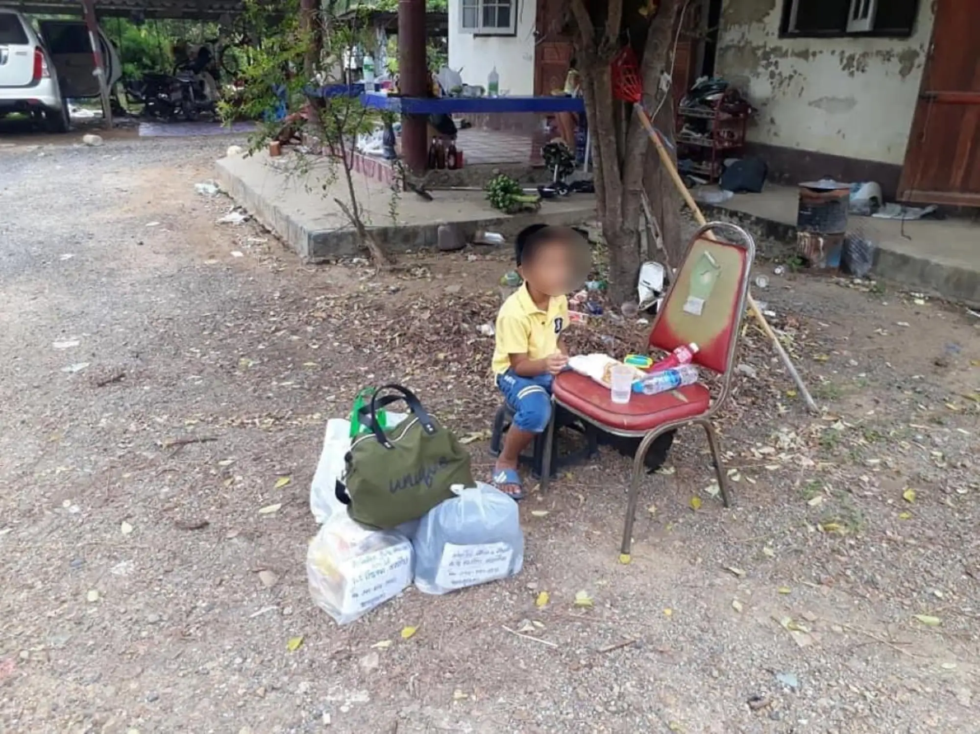 日前，泰國一名6歲確診男童乘坐救護車獨自前往醫院治療的消息傳出，引來無數網友關注。（圖片來源@Ch3ThailandNews）