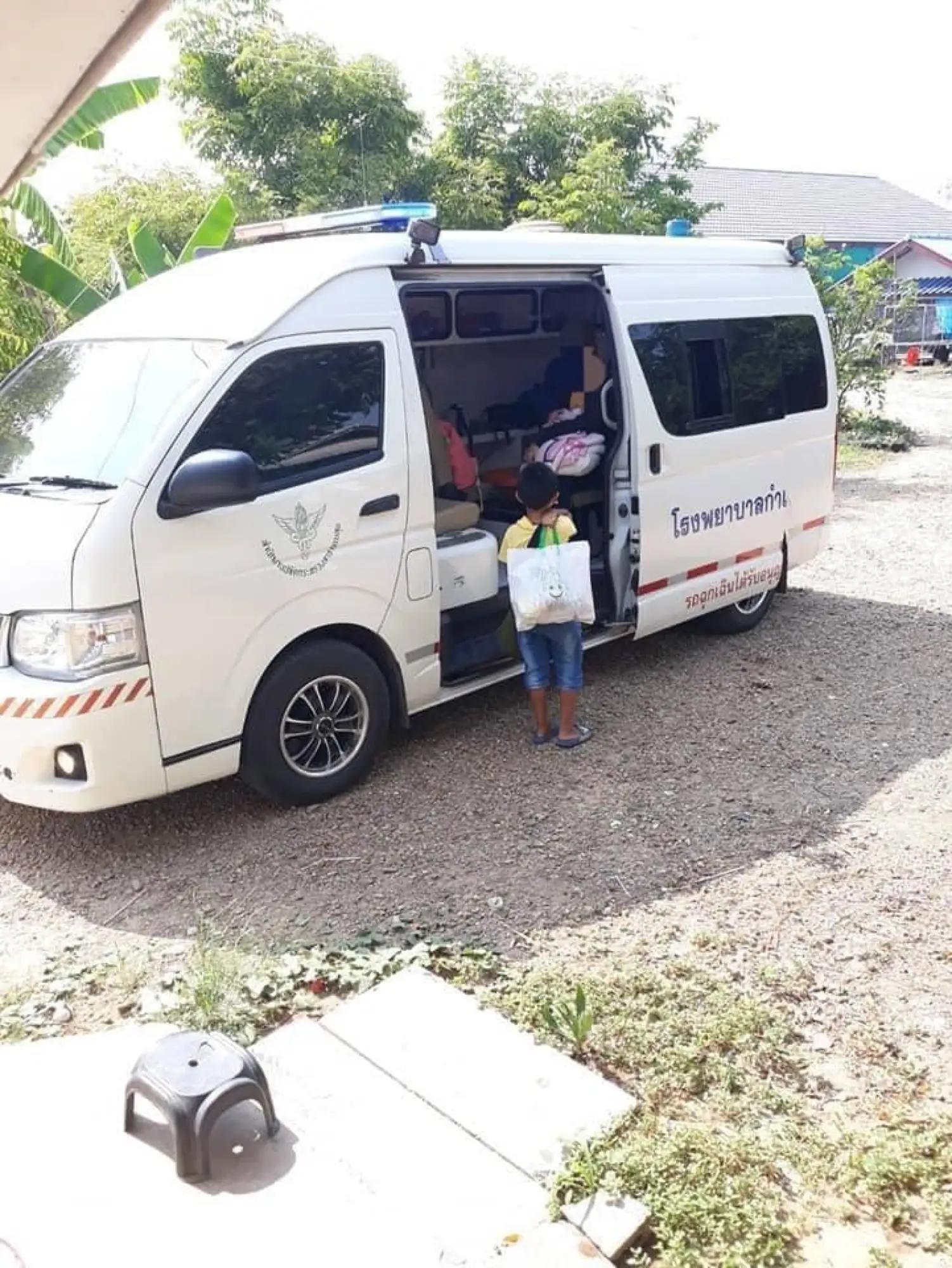 一名6岁泰国男童因感染新冠肺炎确诊，乘坐救护车独自接受隔离治疗（图片来源：@Ch3ThailandNews）