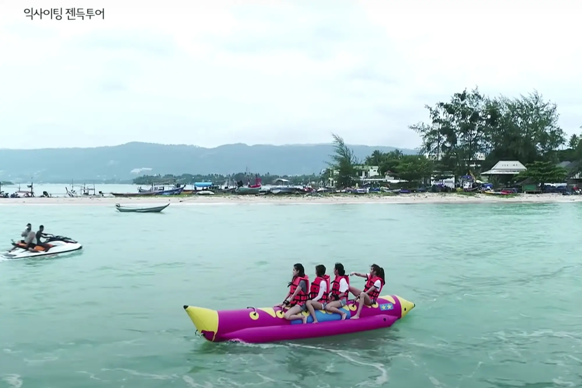 在苏梅岛，可以进行多样的水上活动，如考验力量速度的水上摩托、刺激而惬意的滑翔伞/拖拽伞、自由穿梭碧海的香蕉船等（Blackpink House影片截图）