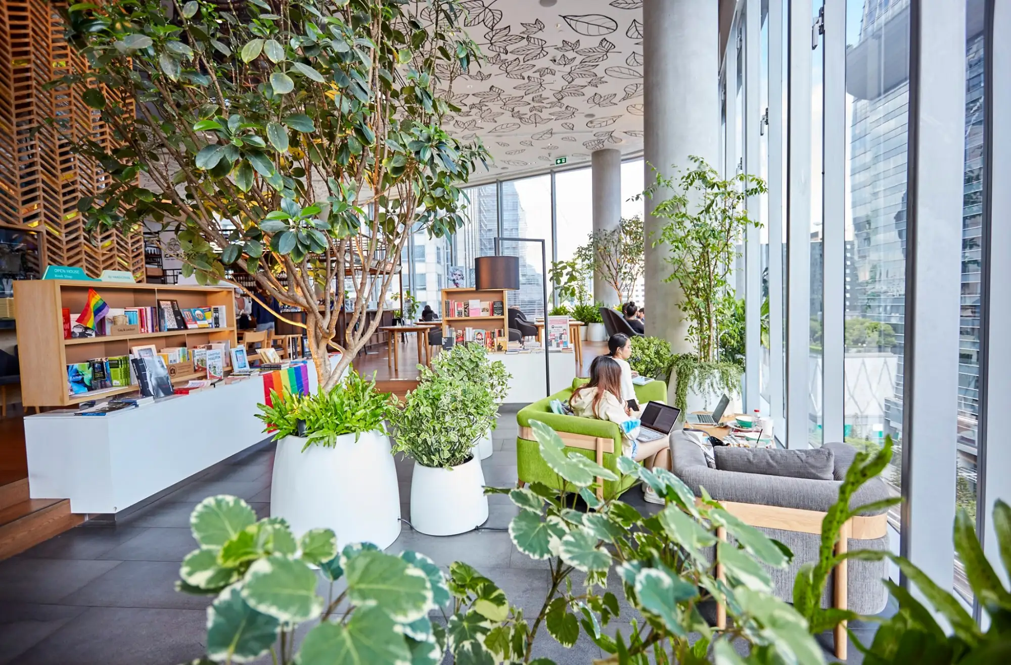 Open House被称为泰国的“茑屋书店”，由曾经设计东京代官山茑屋书店的建筑事务所KDa规划设计（图片来源：脸书@openhouse.ce）