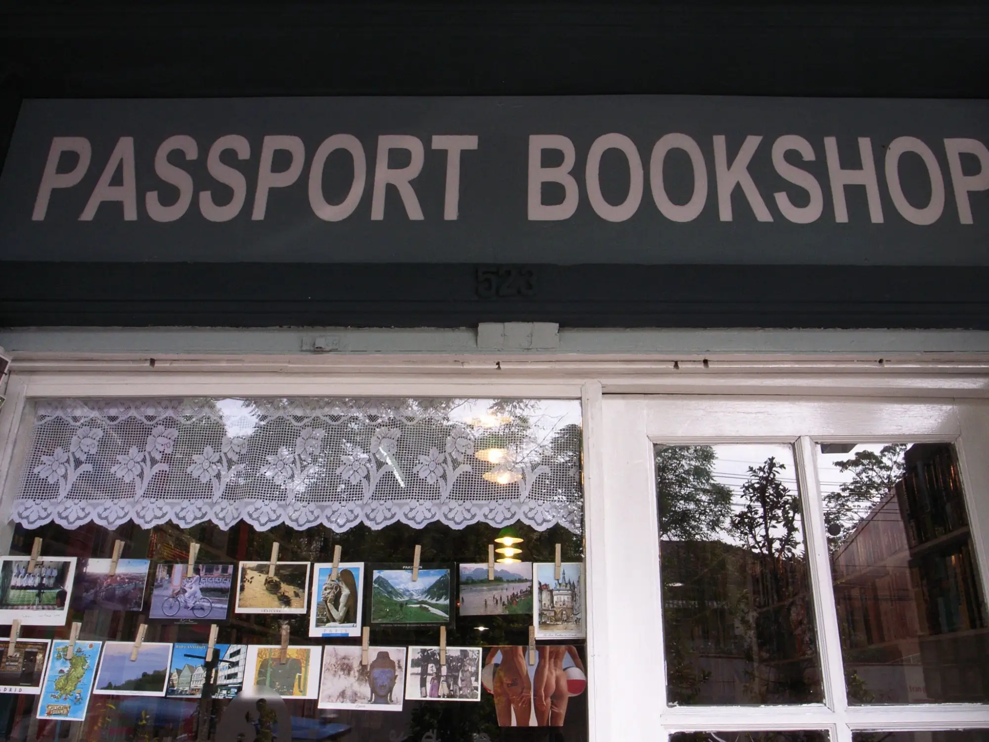 Passport Bookshop空间相对狭窄，共有两层，在书店的各个角落都放满了书籍，从旅游攻略、纪实小说和摄影写真等（图片来源：脸书@YoNoom Passportbookshop）