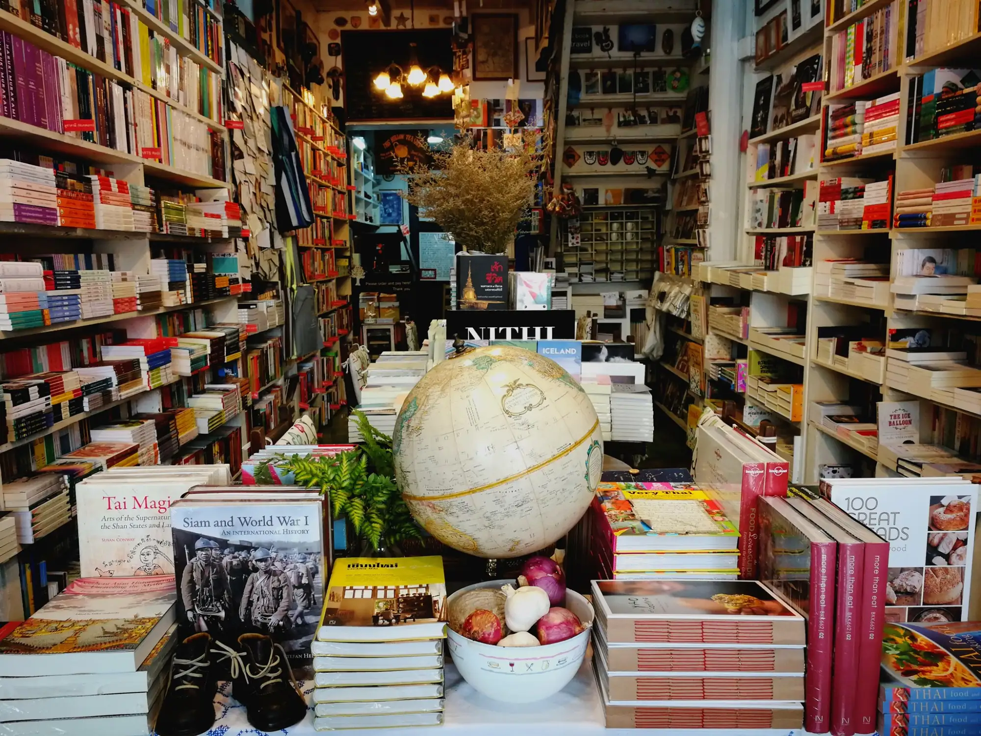 Passport Bookshop空间相对狭窄，共有两层，在书店的各个角落都放满了书籍，从旅游攻略、纪实小说和摄影写真等（图片来源：脸书@YoNoom Passportbookshop）