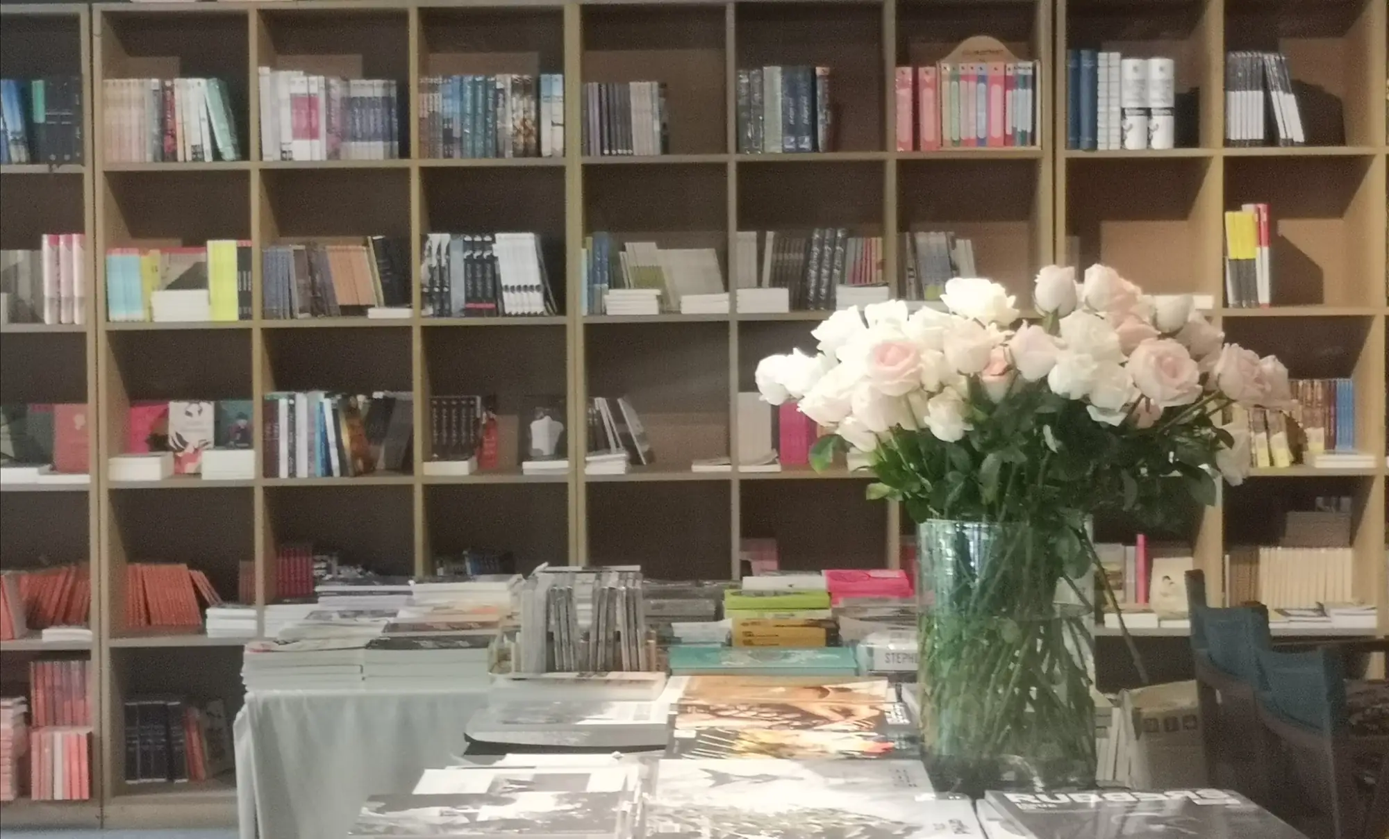 藏匿于The Jam Factory的Candide Books书店，是曼谷最受欢迎的独立书店之一（图片来源：脸书@CandideBooks ）