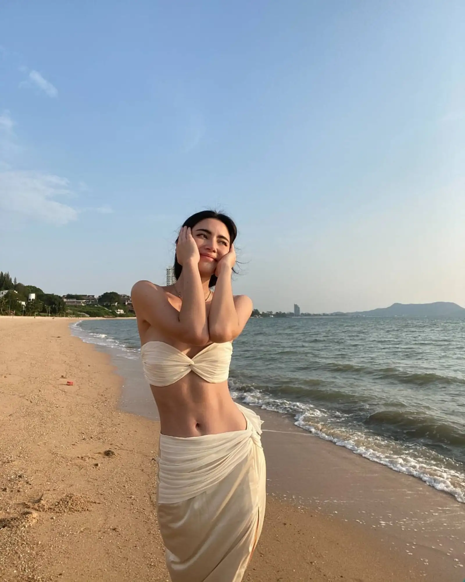 最近泰星Mai为了庆祝自己的IG粉丝数突破1300万，特意发文感谢粉丝，并附上一组展露腰线和腹肌的美照福利（图片来源：IG@davikah）