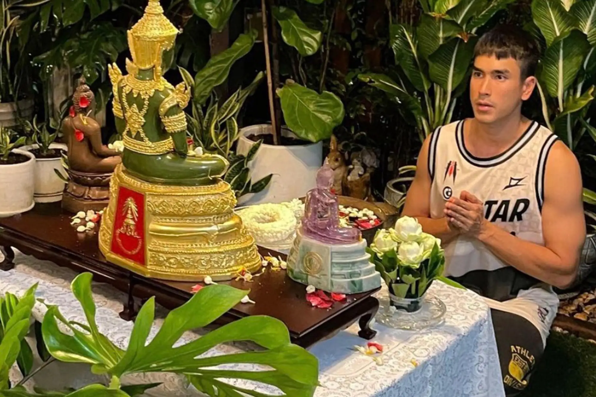最近Keaw 媽在 IG 上發佈了Nadech 在浴佛迎接泰國新年宋干節的照片（圖片來源：@IGkeaw_jung）