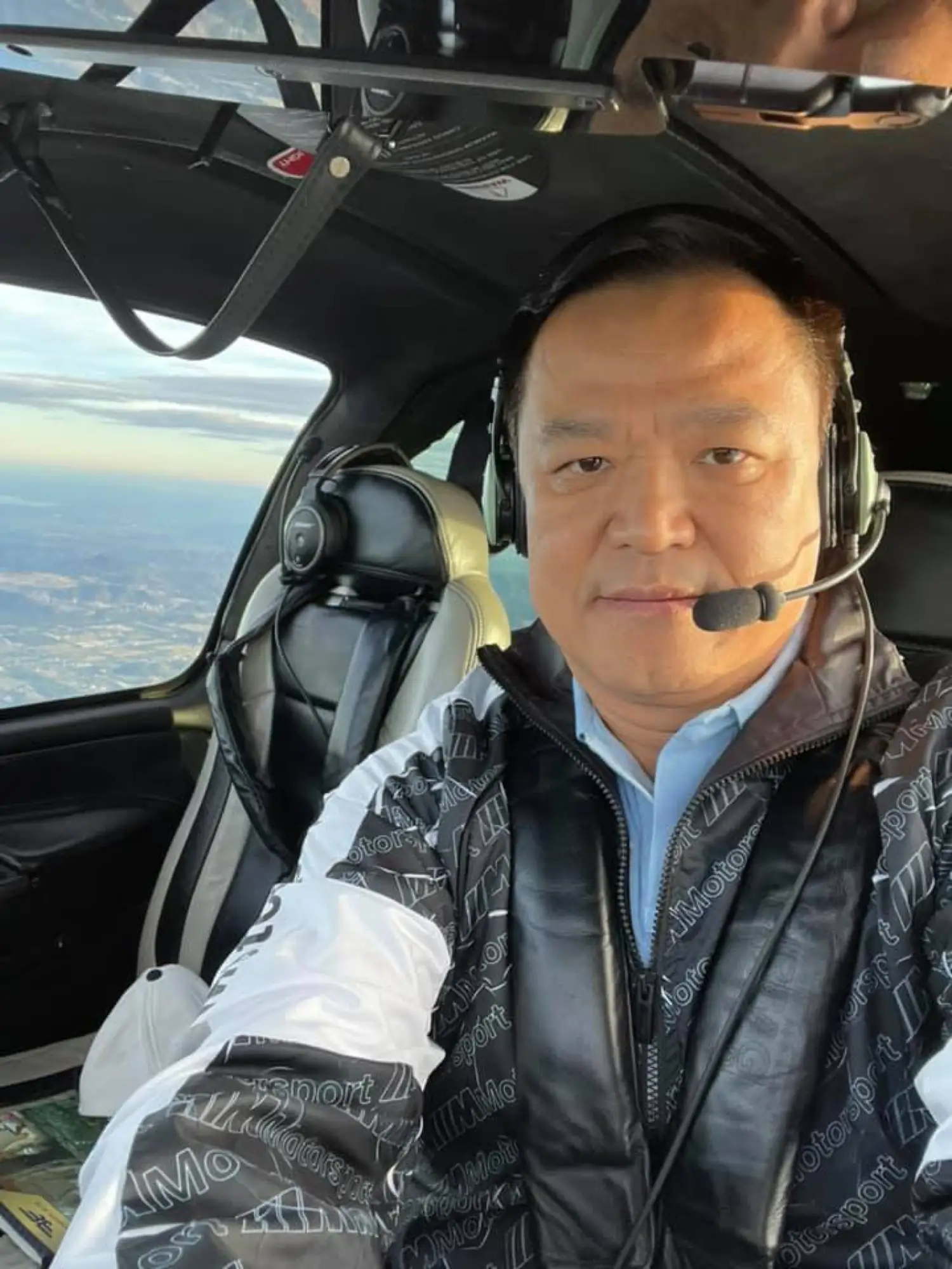 泰国卫生部长阿努廷同时也是一名飞行员，他经常会乘坐私人飞机，并亲自驾驶（图片来源：Anutin Charnvirakul脸书帐号）