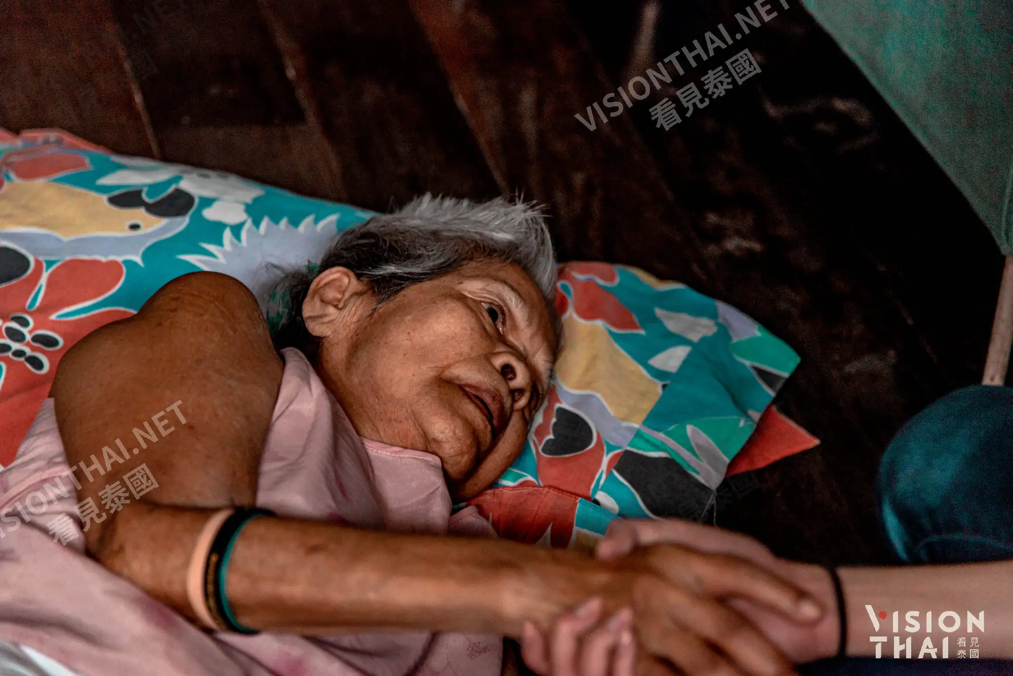 貧民區生無可戀的高齡老婦人（圖片來源：VISION THAI看見泰國）