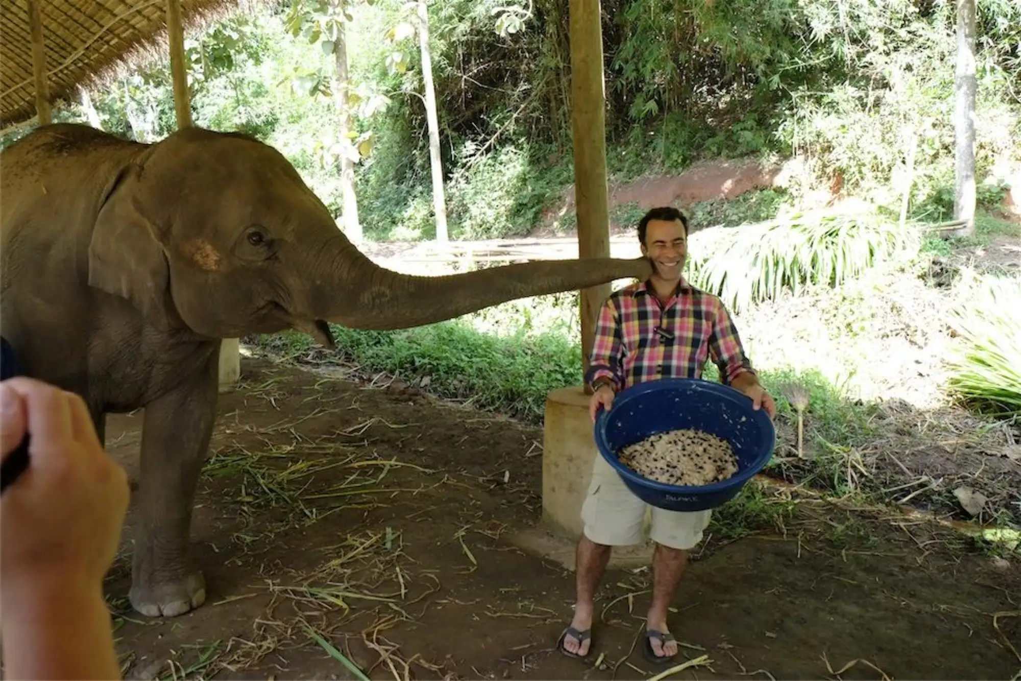 外國小哥跑到泰國撿大象屎，做出了昂貴的咖啡（圖片來源：臉書@BlackIvoryCoffee）