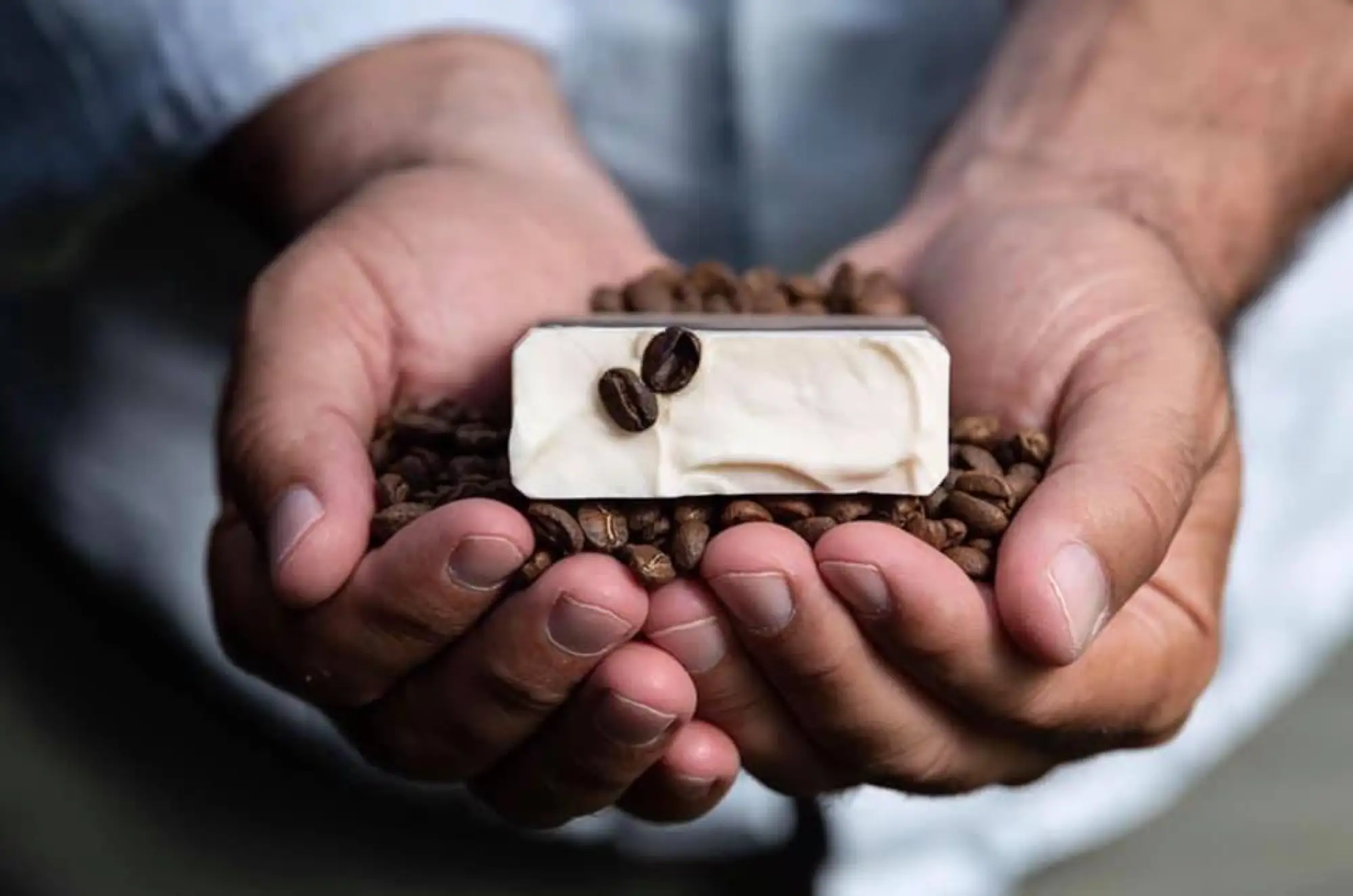 經過9年時間，他終於在泰國素林成功研究出象糞咖啡，又叫黑象牙咖啡。（圖片來源：臉書@BlackIvoryCoffee）