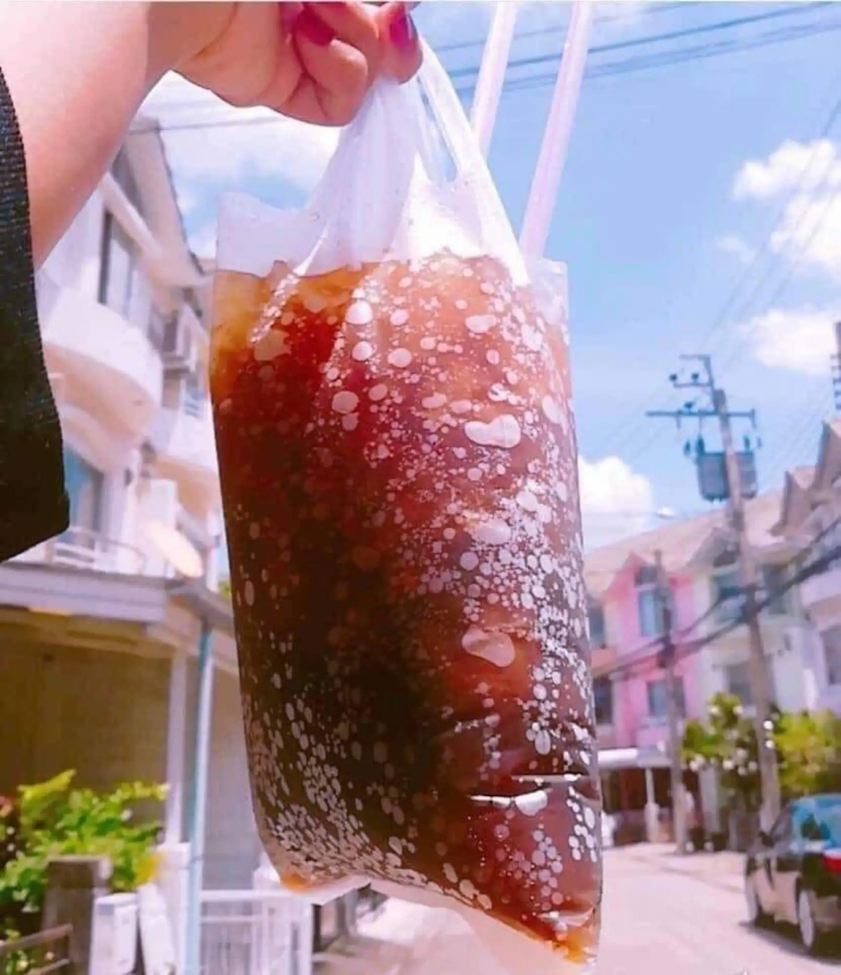 泰國消暑美食1：袋裝飲料（圖片來源：kaijeaw）