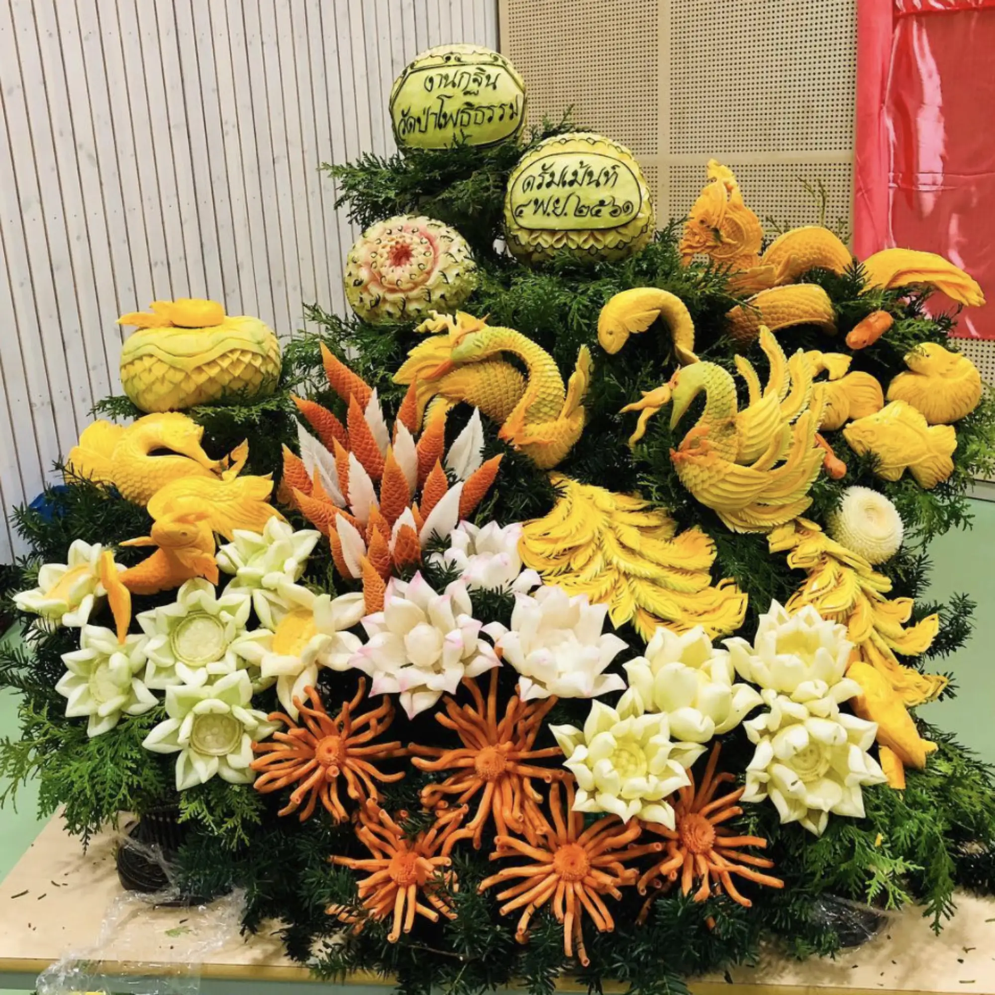 泰國人擅長把水果雕刻成花卉的圖案（圖片來源：IG@supattragravningenfruitcarving）