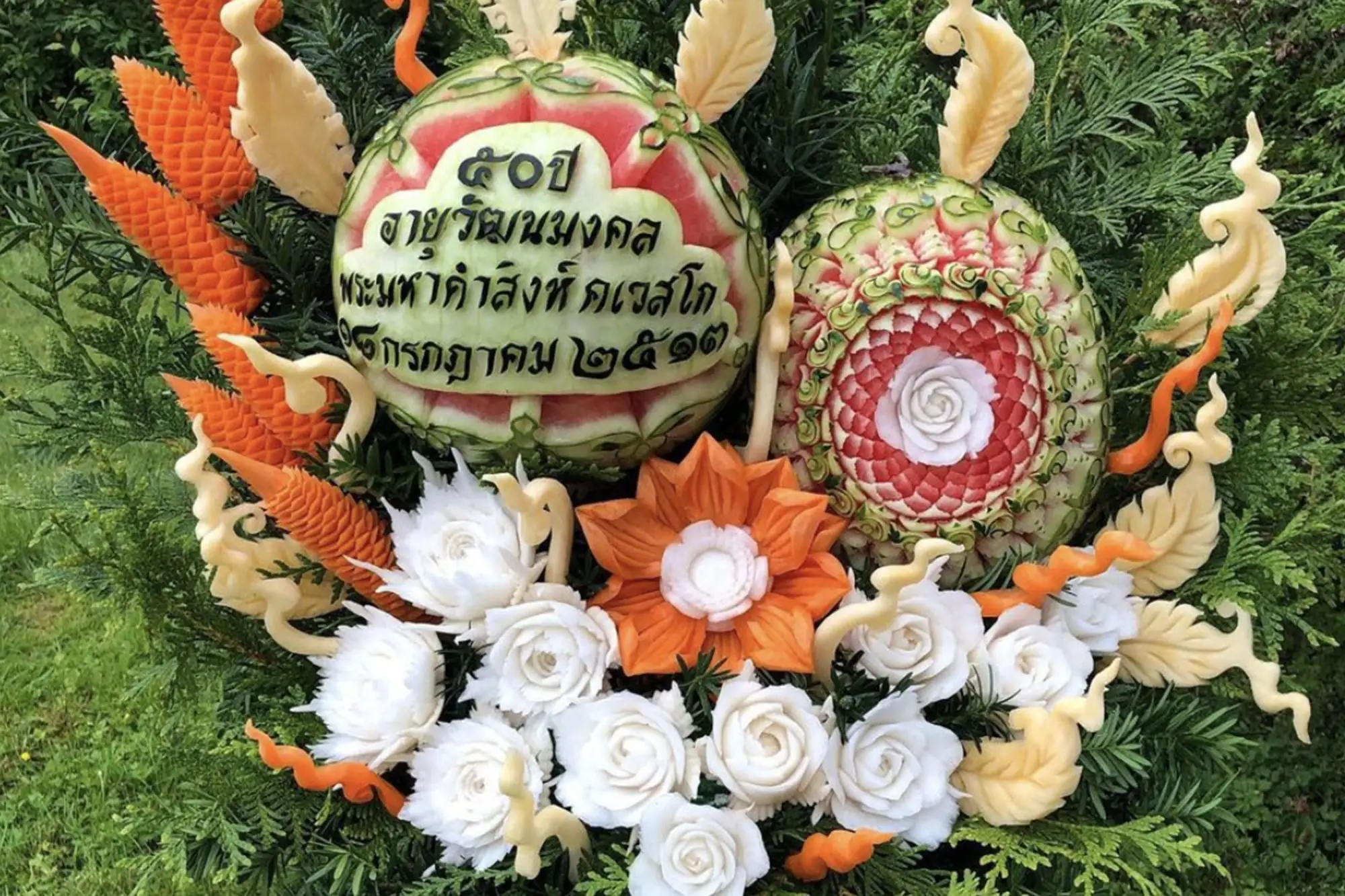 泰國人擅長把水果雕刻成花卉的圖案（圖片來源：IG@supattragravningenfruitcarving）