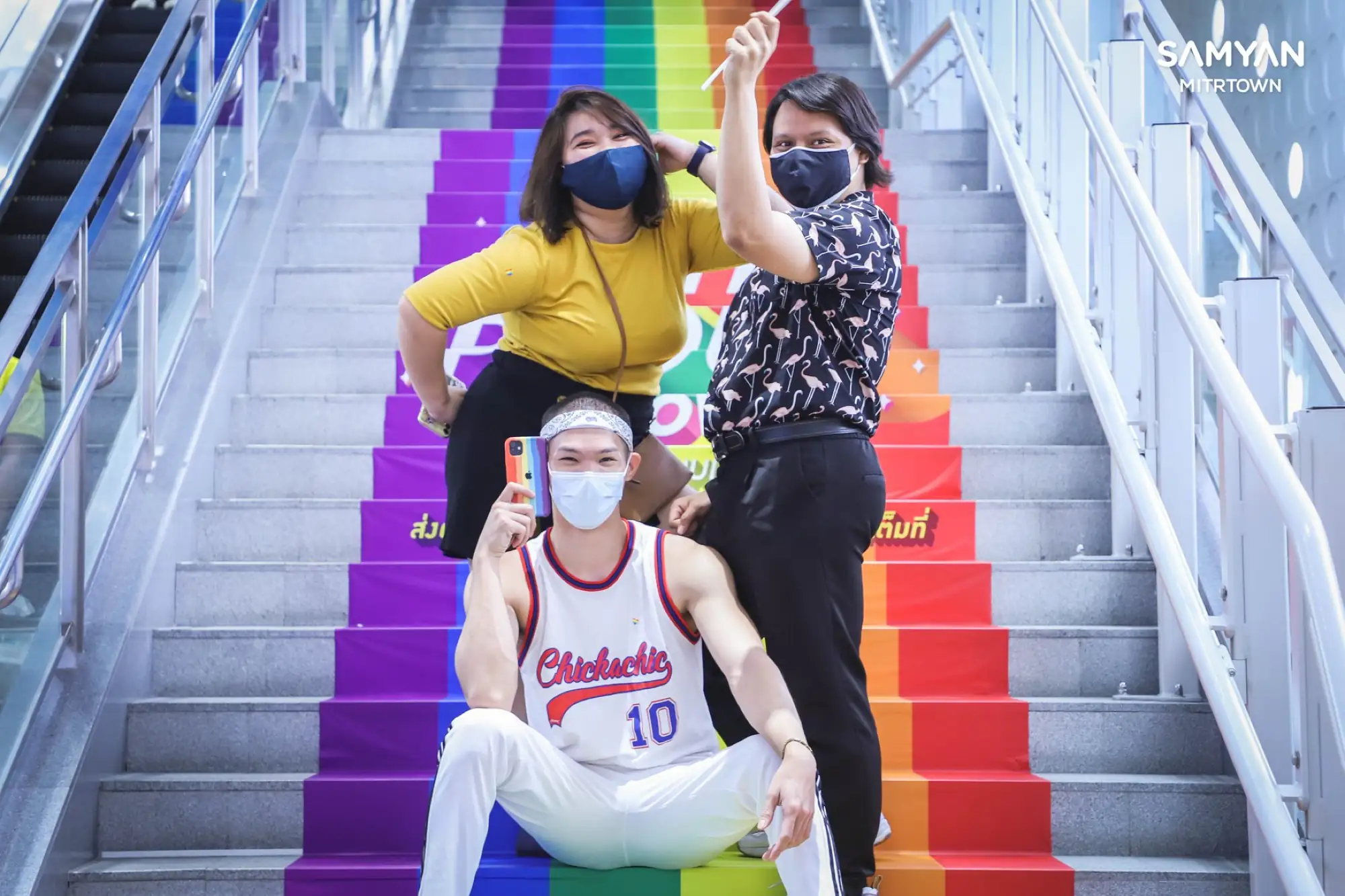 泰國同志驕傲月歡慶！山燕生活商場打造LGBT彩虹通道（來源：@SAMYANMITRTOWN粉專）