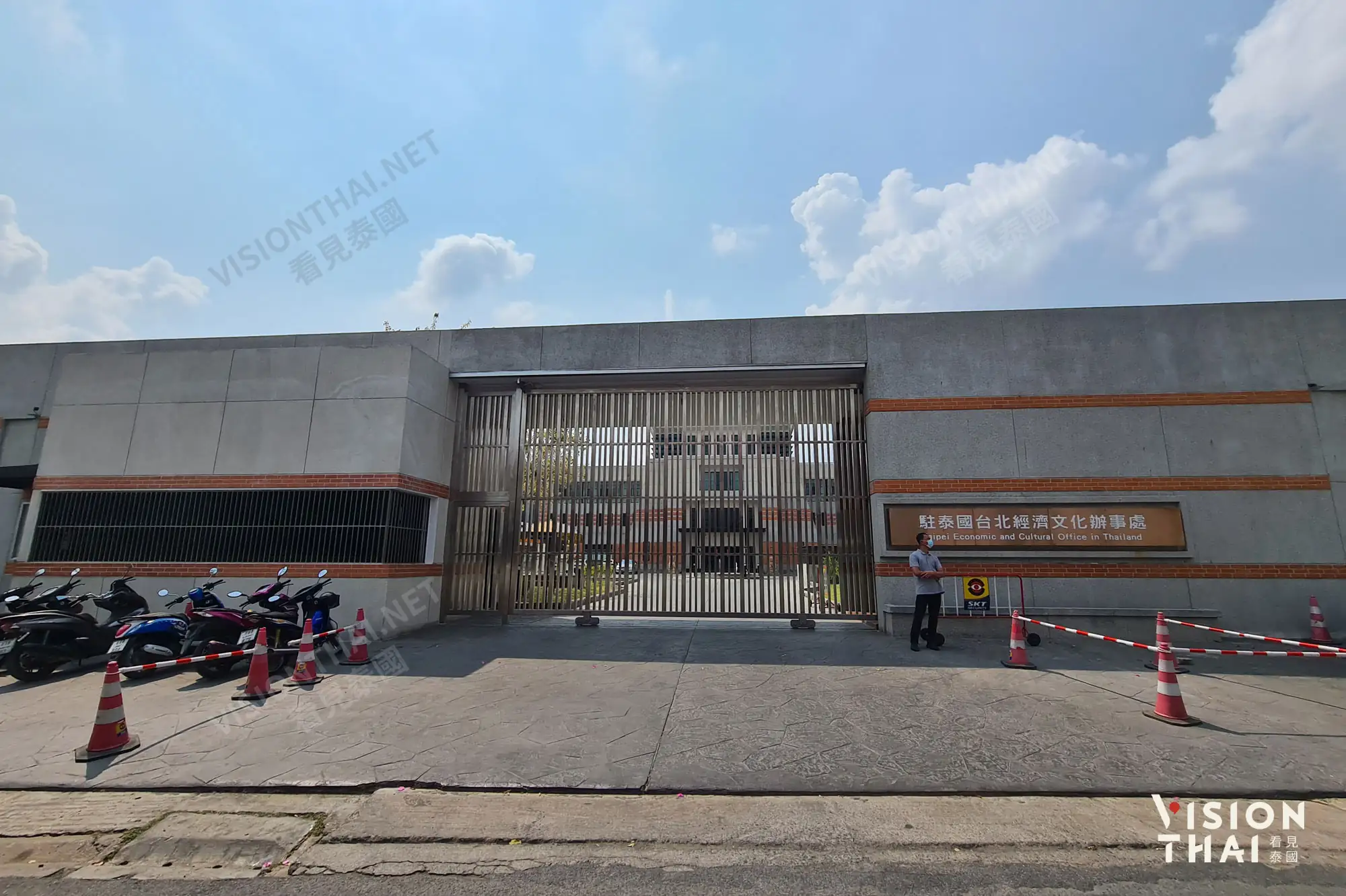 駐泰國台北經濟文化辦事處大門，請從左方警衛室入口進入（圖片來源：VISION THAI看見泰國）